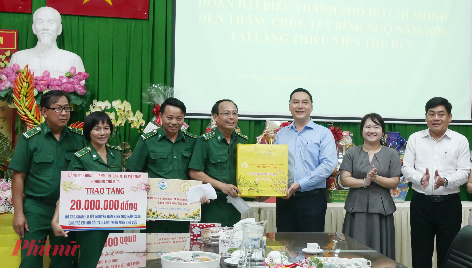 Dịp này, lãnh đạo phường Thủ Đức cũng gửi tặng quà tết và trao kinh phí hỗ trợ đến Làng Thiếu nhi Thủ Đúc 