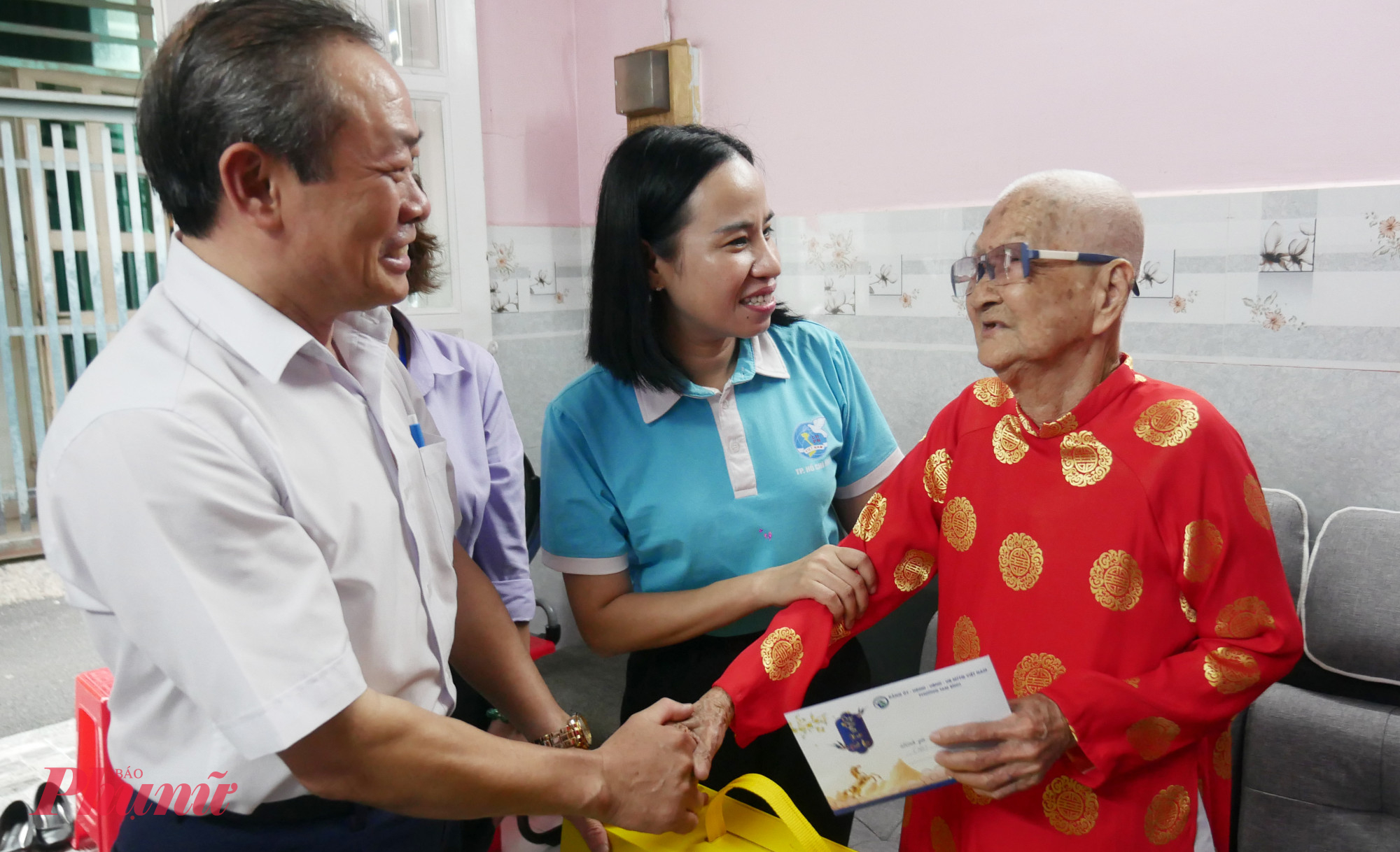 Đồn thời, đoàn đại biểu đã đến thăm, chúc tết, chúc thọ 100 tuổi đến cụ bà Định Thị Lợi (phường Thủ Đức) và cụ bà Trần Thị Dân (phường Tam Bình). 