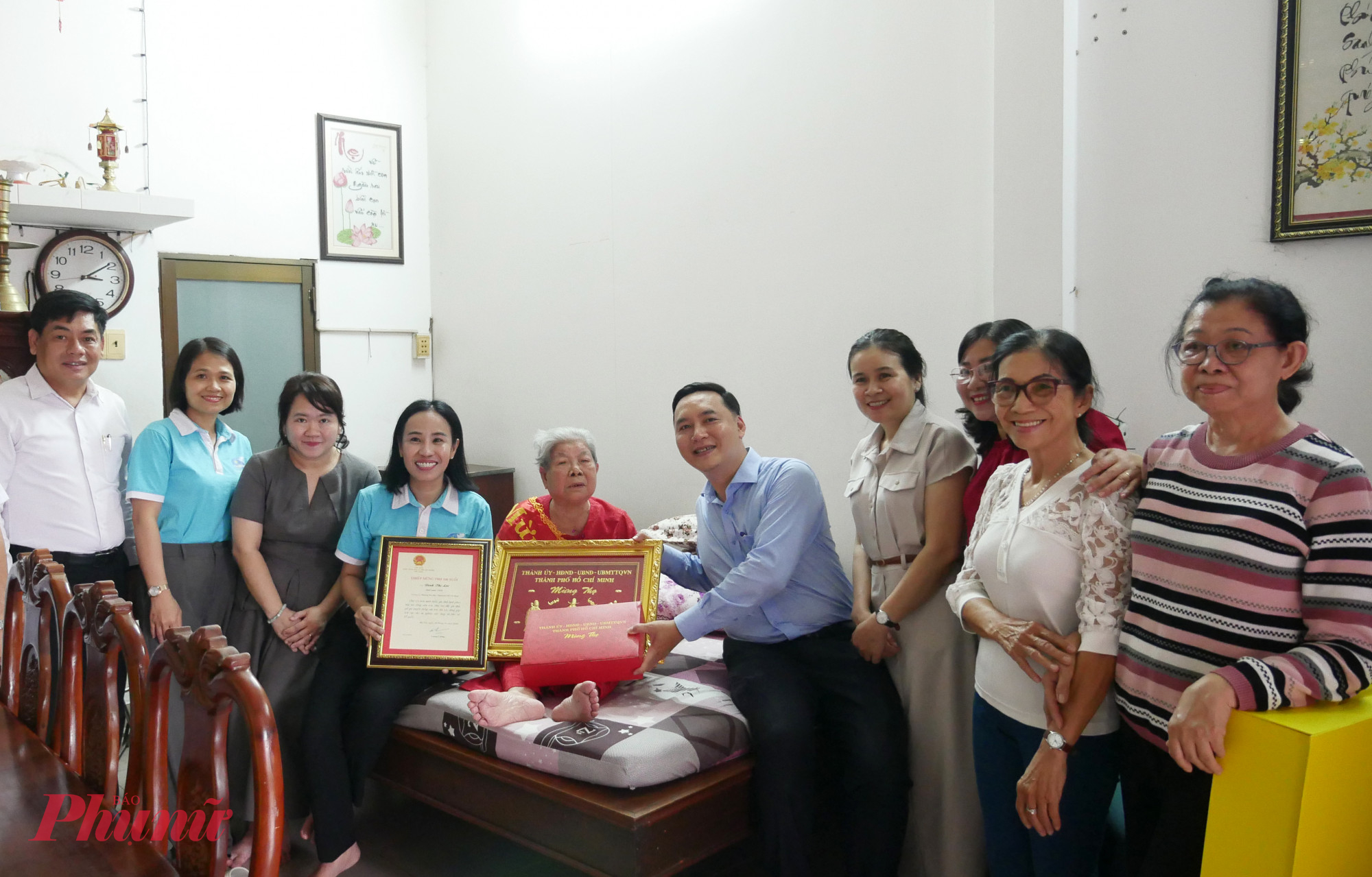 Đồn thời, đoàn đại biểu đã đến thăm, chúc tết, chúc thọ 100 tuổi đến cụ bà Định Thị Lợi (phường Thủ Đức) và cụ bà Trần Thị Dân (phường Tam Bình). 