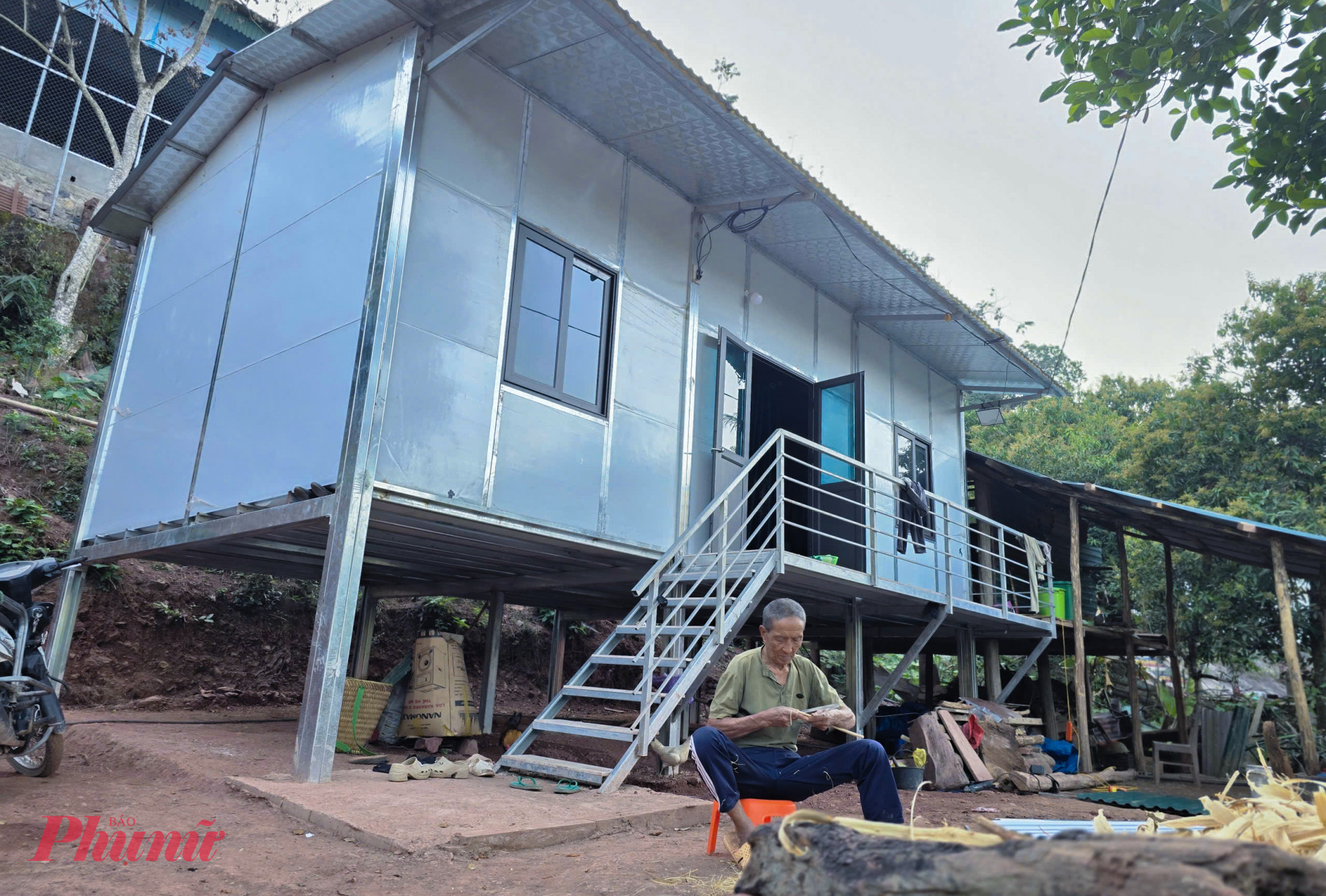 Là một trong những hộ dân được Bộ Công an hỗ trợ xây dựng lại nhà, ông Vi Văn Phòng (79 tuổi, trú bản Xiềng Tắm) cho biết, cùng với kinh phí hỗ trợ của Bộ Công an và Công an tỉnh Nghệ An, ông vay mượn thêm để dựng căn nhà mới. Căn nhà của gia đình ông cũng là nhà lắp ghép nhưng có thêm cọc thép, nâng sàn nên như mô hình nhà sàn của đồng bào Thái. 