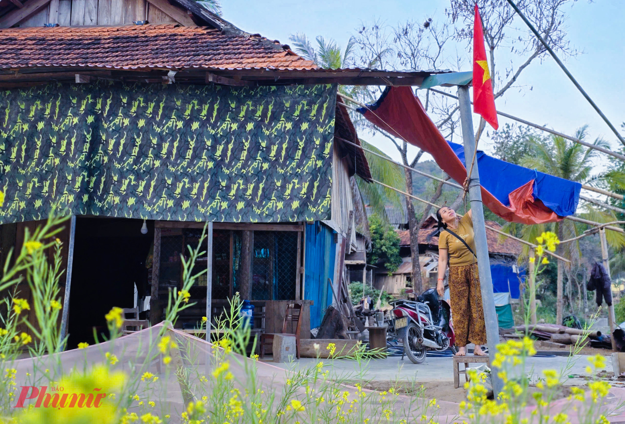 Bà Vi Thị Bông (54 tuổi, trú bản Xiềng Tắm) nói rằng, thiên tai ập đến quá bất ngờ khiến gia đình rơi vào cảnh trắng tay. “Nhưng tôi thấy may mắn là người Việt Nam, được chính quyền các cấp quan tâm, được người dân khắp nơi đùm bọc nên cũng đã dần ổn định lại cuộc sống” - bà Bông nói. Người phụ nữ dân tộc Thái này cho biết, tết này gia đình cũng chỉ gói  ít bánh chưng, mua vài cân thịt, cả nhà quây quần bên nhau, cầu mong năm mới bình an là đủ.