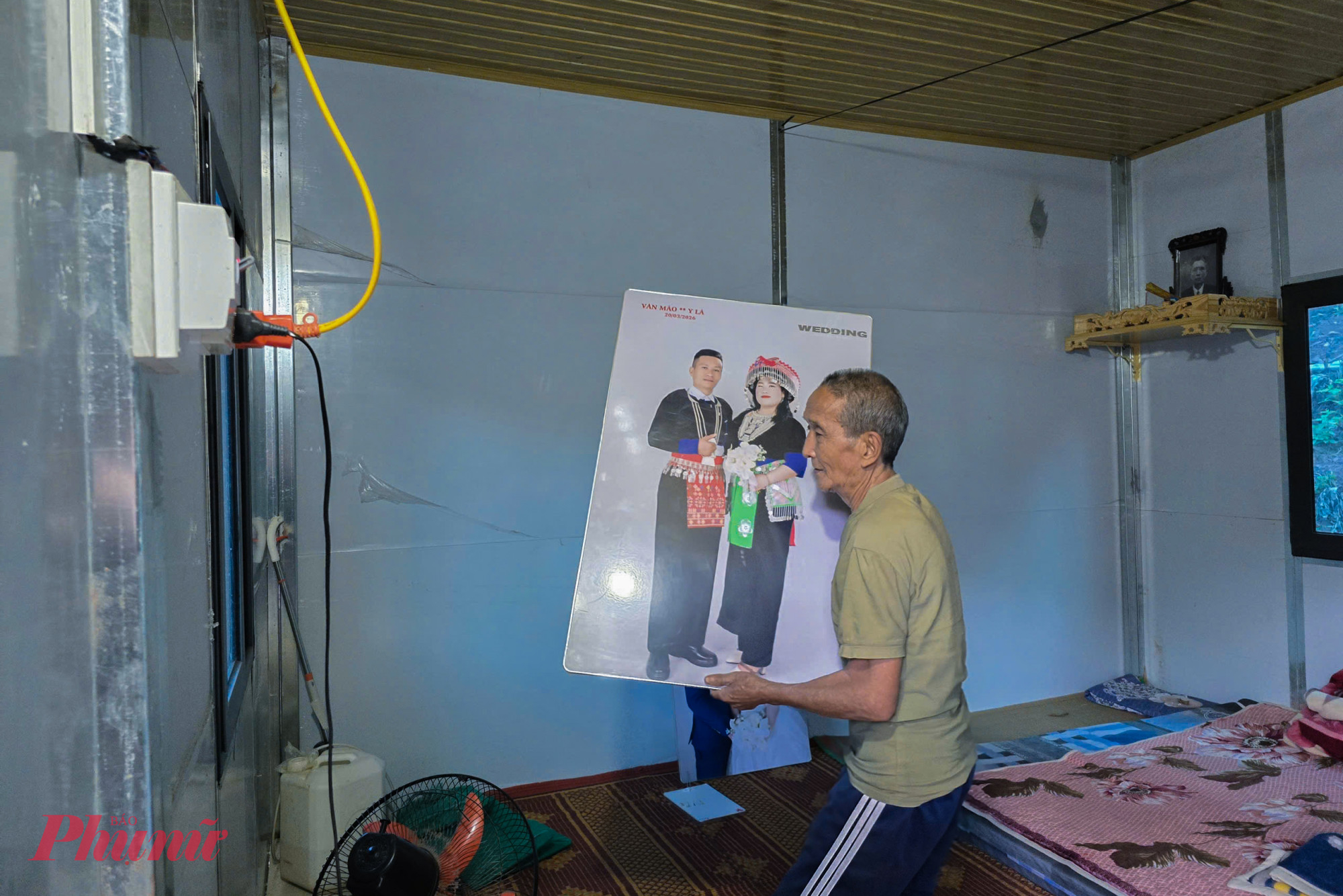 “Dù không được rộng rãi như nhà trước kia nhưng được thế này là vui lắm rồi” - ông Phòng nói. Với ông, căn nhà không chỉ là chốn an cư sau những tháng ngày chạy lũ, mà còn giúp con trai ông có thể cưới vợ sau nhiều tháng trời trì hoãn vì nhà bị cuốn trôi sau lũ. 