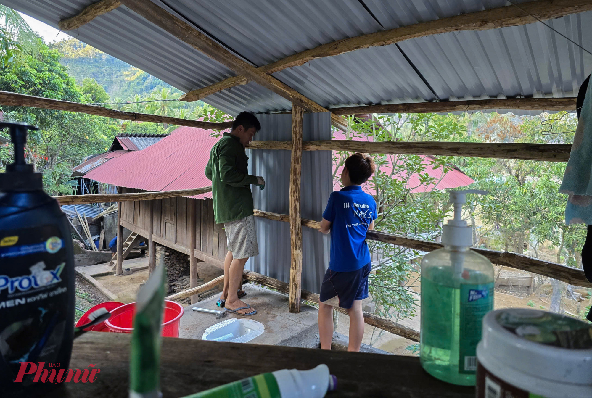 Gần tết, vợ chồng con trai ông Phòng mua mấy tấm tôn, về đóng cọc quây thành bếp và công trình phụ. 