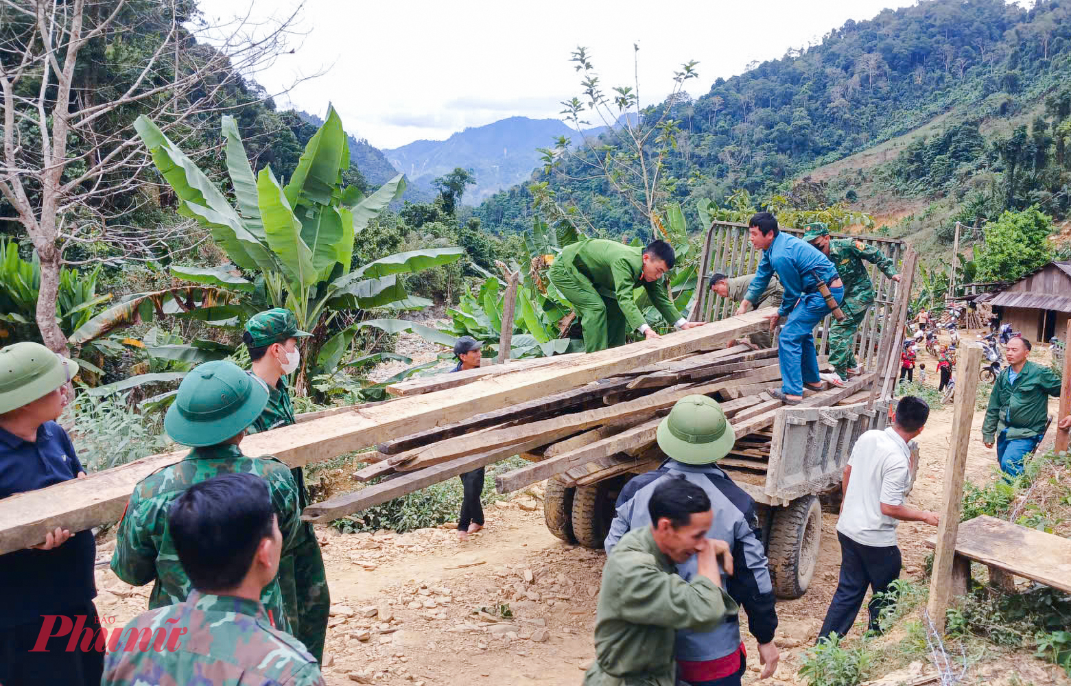 Sau hơn 1 tháng triển khai xây dựng, dự án xây dựng khu tái định cư tập trung Phá Mựt rộng 1,8ha để di dời khẩn cấp 16 gia đình dân tộc Mông bản Phá Mựt (xã Nhôn Mai, tỉnh Nghệ An) bị mất nhà do lũ ống, lũ quét cuốn trôi vào cuối tháng 7/2025 đã cơ bản hoàn tất việc san ủi mặt bằng. Sau khi hoàn thành, địa phương này đã tổ chức bốc thăm, bàn giao mặt bằng cho người vào khu tái định cư để dựng nhà, sớm ổn định lại cuộc sống.