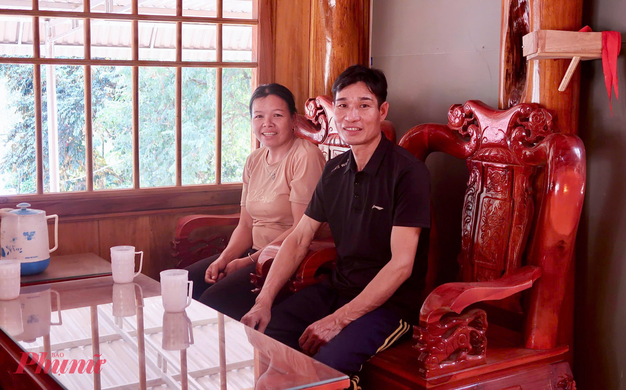 Trong căn nhà sàn vẫn còn thơm mùi sơn, chị Vi Thị Liên (trú bản Na Hang, xã Nhôn Mai) cho biết, may được các lực lượng chức năng hỗ trợ ngày công nên vợ chồng chị đã có căn nhà mới kiên cố để đón tết. 