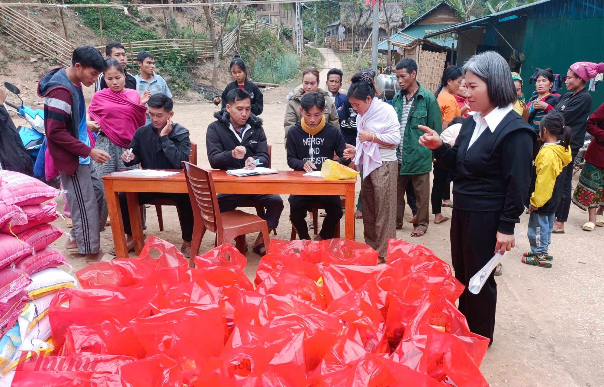 “Hơn 70 gia đình đã hoàn thành việc dựng lại nhà ở. Riêng với 16 hộ vừa được bố trí đất tái định cư, dù không kịp dựng lại nhà mới để đón tết, nhưng hiện tất cả đều đã có nhà tạm bằng tôn để ở. Dịp này cũng có rất nhiều đơn vị đến tặng quà tết cho người dân, phần nào hỗ trợ người dân có cái tết ấm áp hơn” - ông Nguyên nói - Ảnh: Khánh Trung