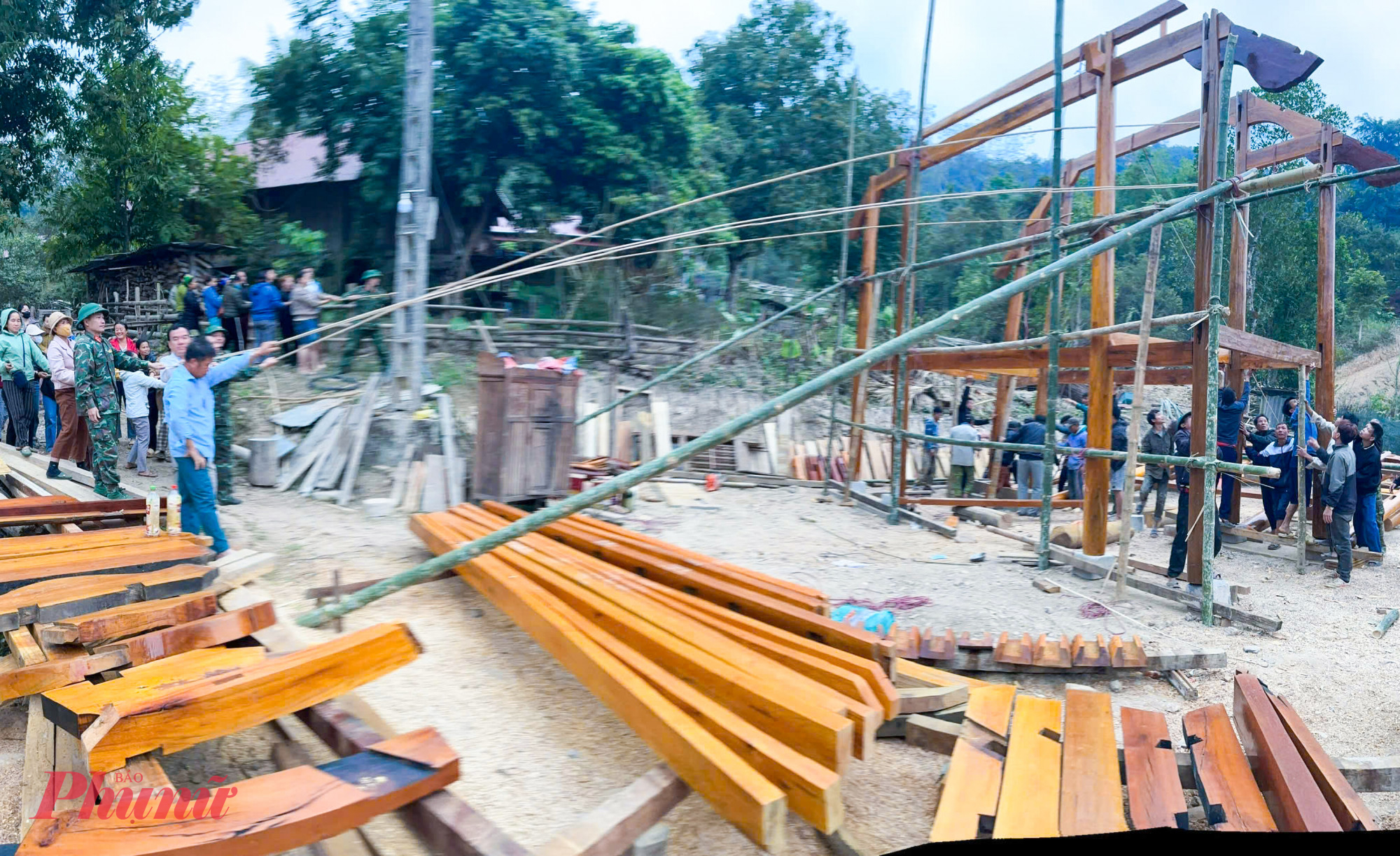 Để người dân sớm ổn định cuộc sống, thời gian qua, xã Nhôn Mai đã huy động lực lượng các ban ngành, đoàn thể xã tham gia đóng góp ngày công, hỗ trợ người dân san nền, dựng khung nhà, lợp mái, đóng thưng ván, lát nền... Đến nay, những bản có số lượng nhà cần làm mới nhiều như Huồi Tố 2, Huồi Xá, Na Lợt… đã hoàn thành việc dựng nhà - Ảnh: Khánh Trung