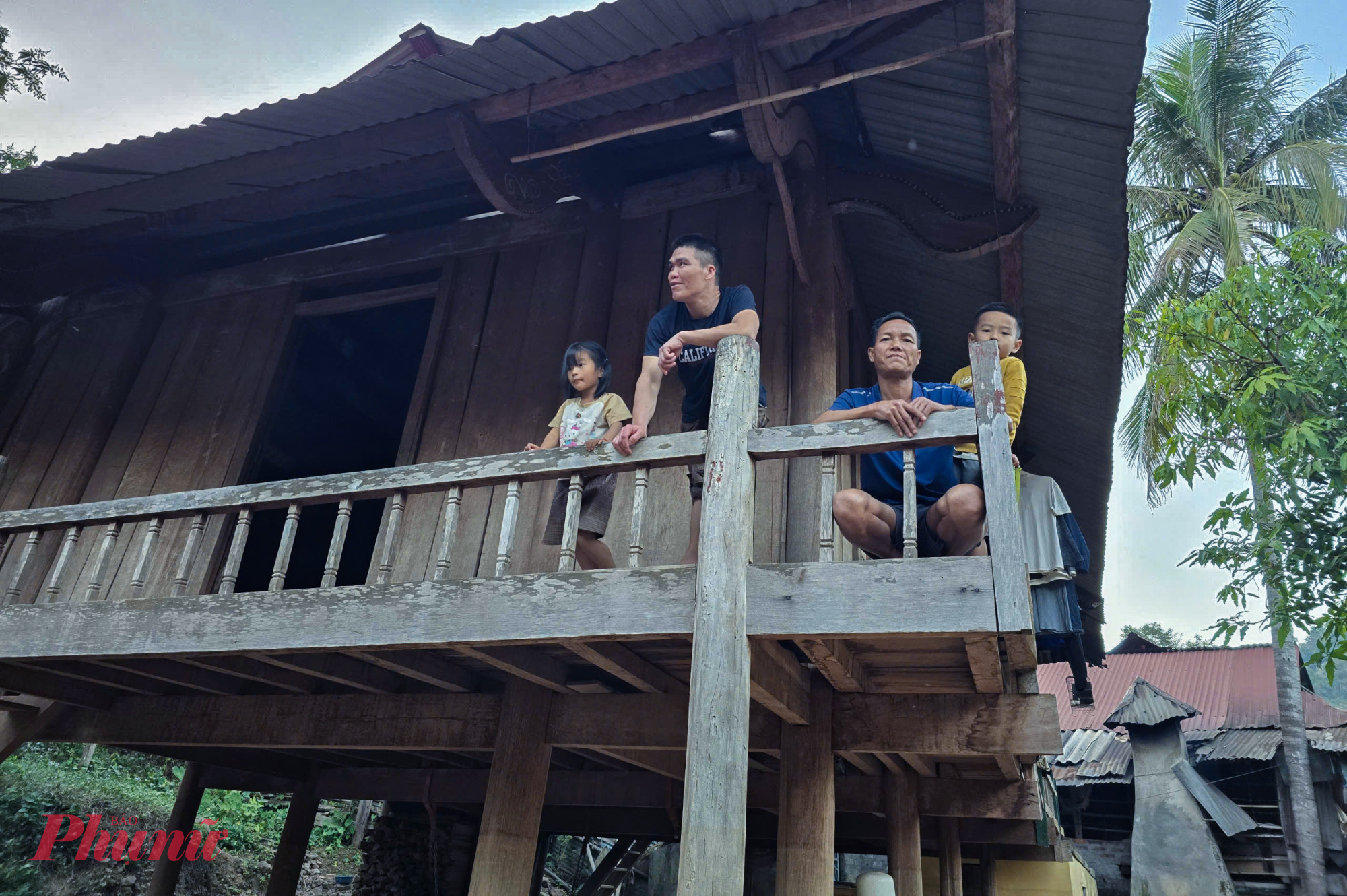 Những ngày giáp tết Nguyên đán, những bản làng từng xác xơ sau trận lũ dữ ở miền Tây xứ Nghệ đang từng bước hồi sinh. 