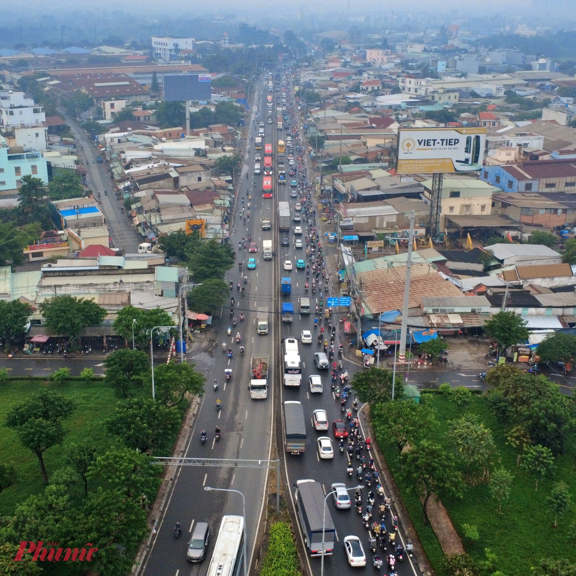 Ùn ứ kéo dài trên Quốc lộ 1 từ giao lộ Võ Văn Kiệt đến cầu Bình Điền 