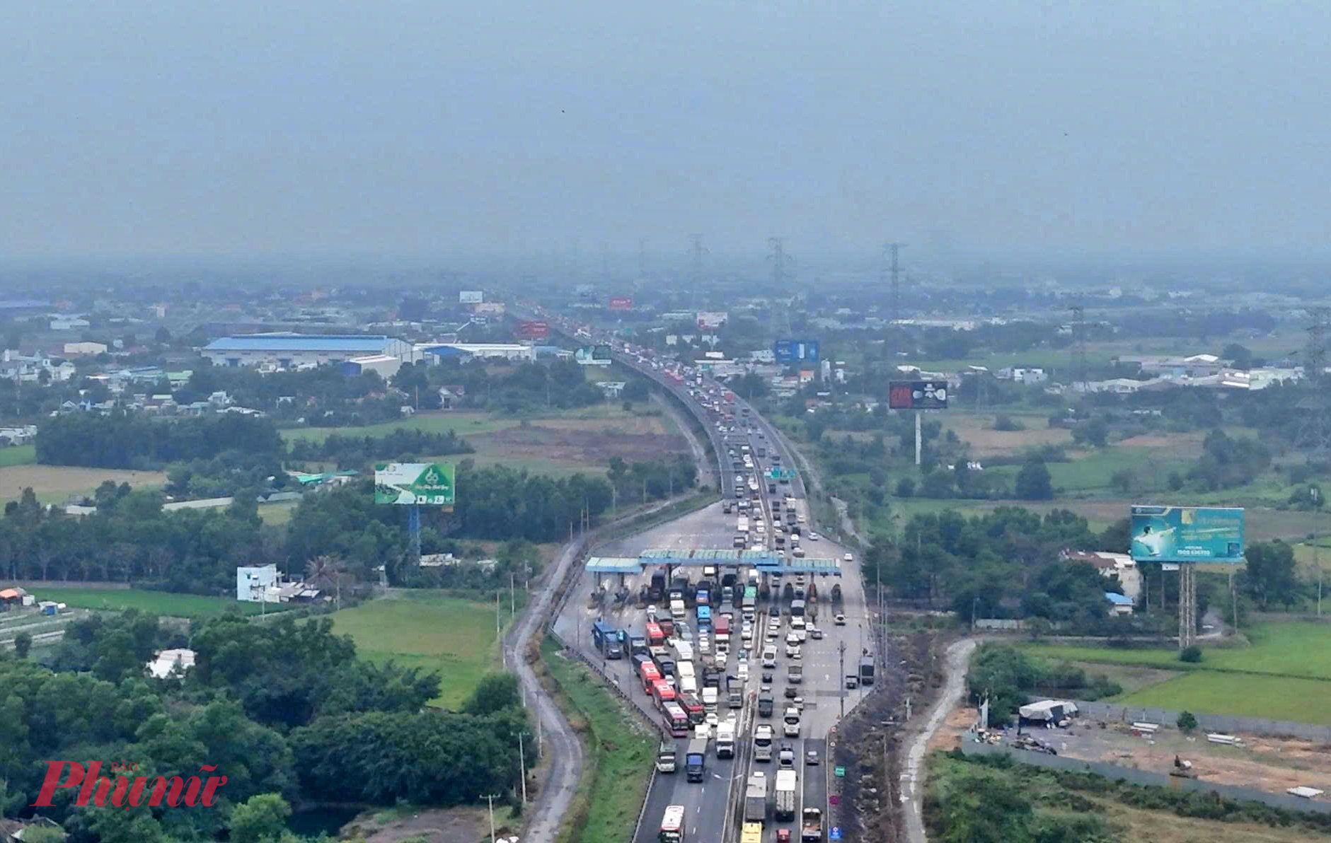 Nhiều thời điểm, phương tiện di chuyển chậm, đặc biệt tại các giao lộ trọng điểm và khu vực lên xuống cao tốc TPHCM - Trung Lương. CSGT dùng flycam quan sát lưu lượng phương tiện tại trạm thu phí cao tốc TPHCM - Trung Lương để điều tiết từ xa, phân luồng giao thông tại các giao lộ. 