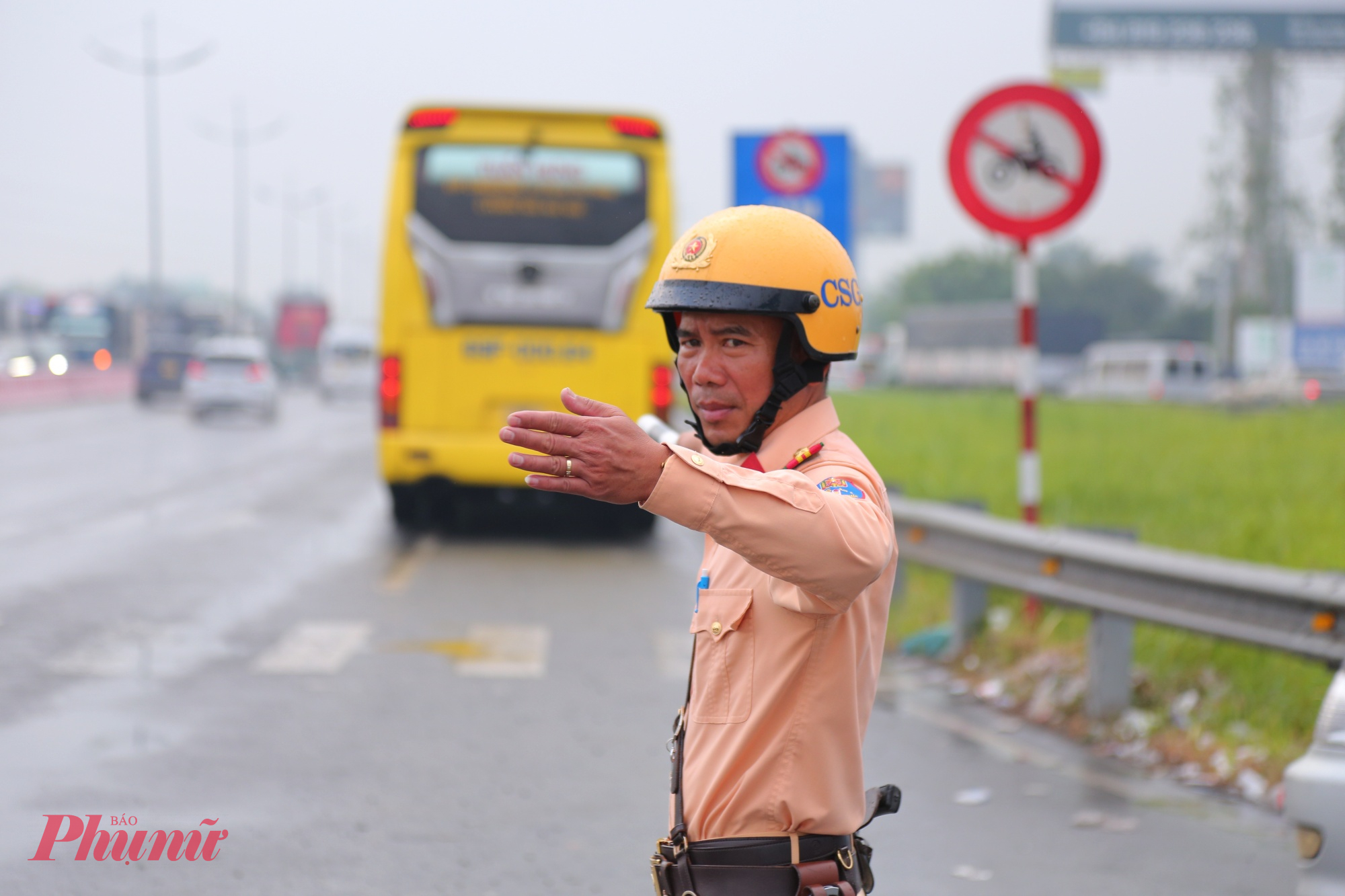 Trạm CSGT Tân Túc (thuộc Phòng CSGT, Công an TPHCM) đã chủ động bố trí tối đa lực lượng túc trực tại các nút giao quan trọng ở khu vực cửa ngõ miền Tây.