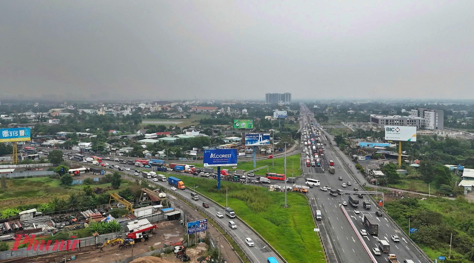 Trước áp lực giao thông gia tăng, lực lượng CSGT TPHCM đã triển khai flycam để quan sát, điều tiết từ xa, góp phần giảm ùn tắc. Hình ảnh được CSGT Tân Túc ghi lại tại cửa ngõ cao tốc TPHCM - Trung Lương