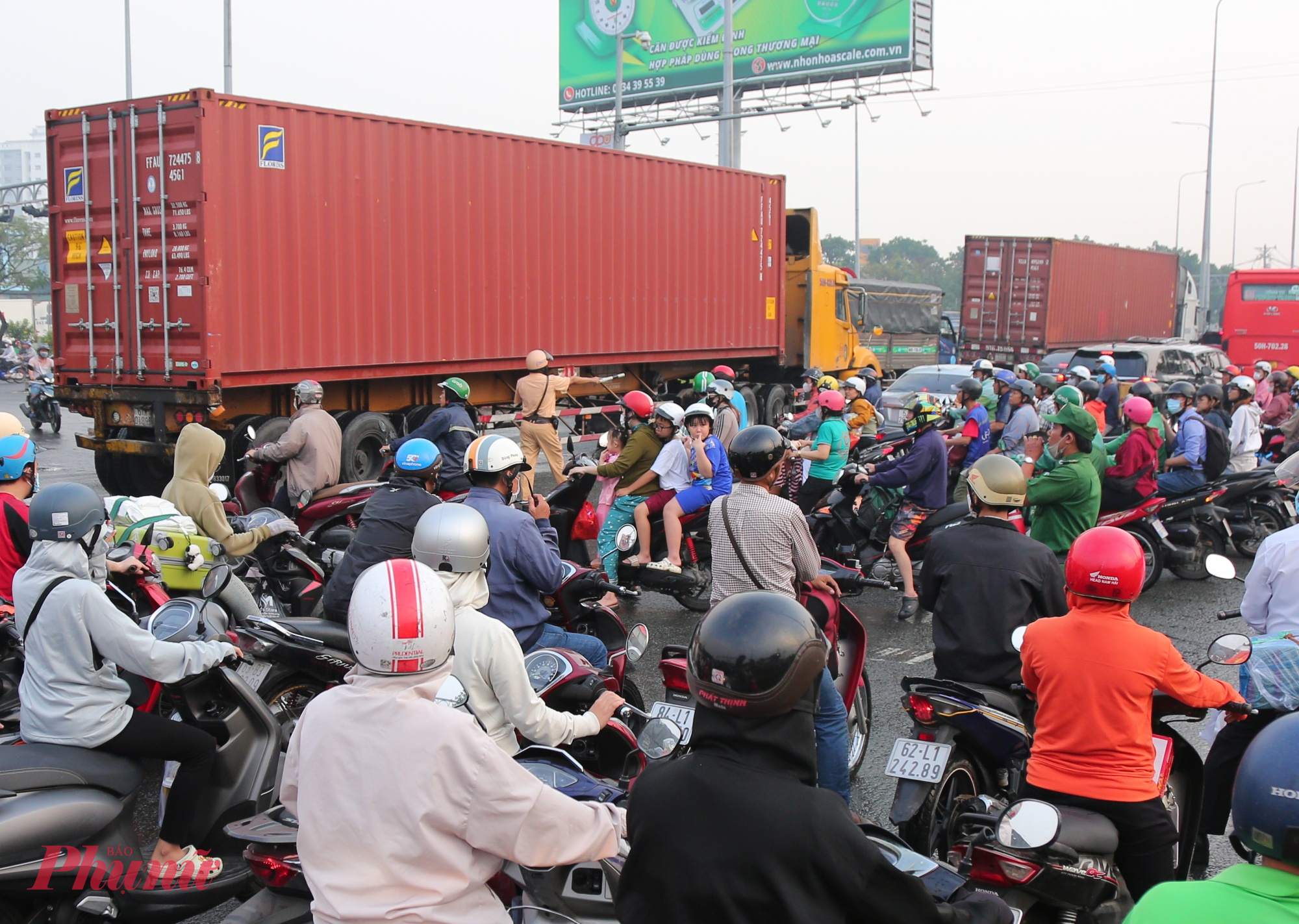 Lực lượng CSGT căng sức phân luồng tại các giao lộ cửa ngõ miền Tây.