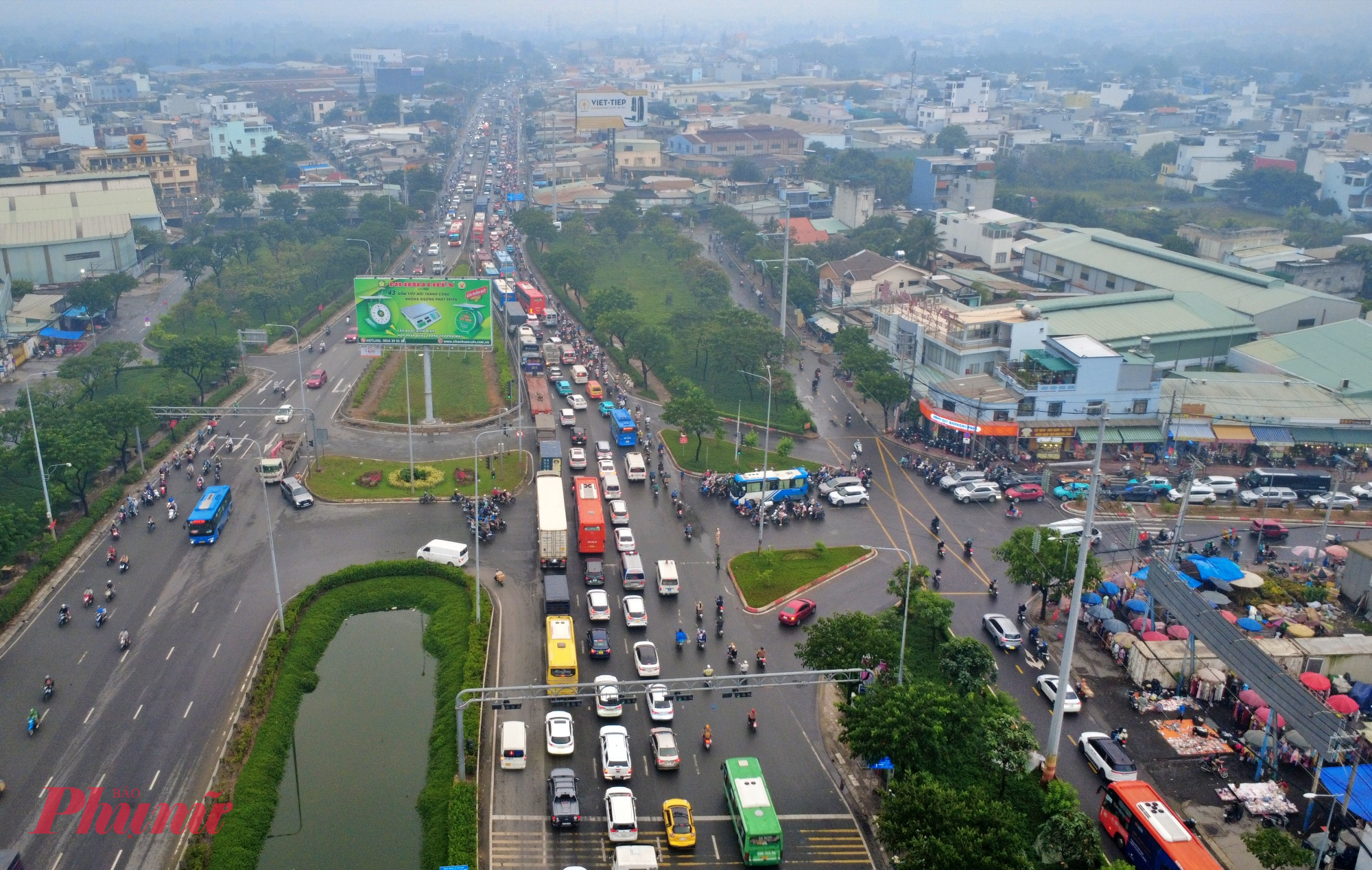 Dòng xe nối đuôi nhau di chuyển chậm tại cửa ngõ miền miền Tây. CSGT túc trực điều tiết, phân luồng nên không xảy ra lối loạn. 