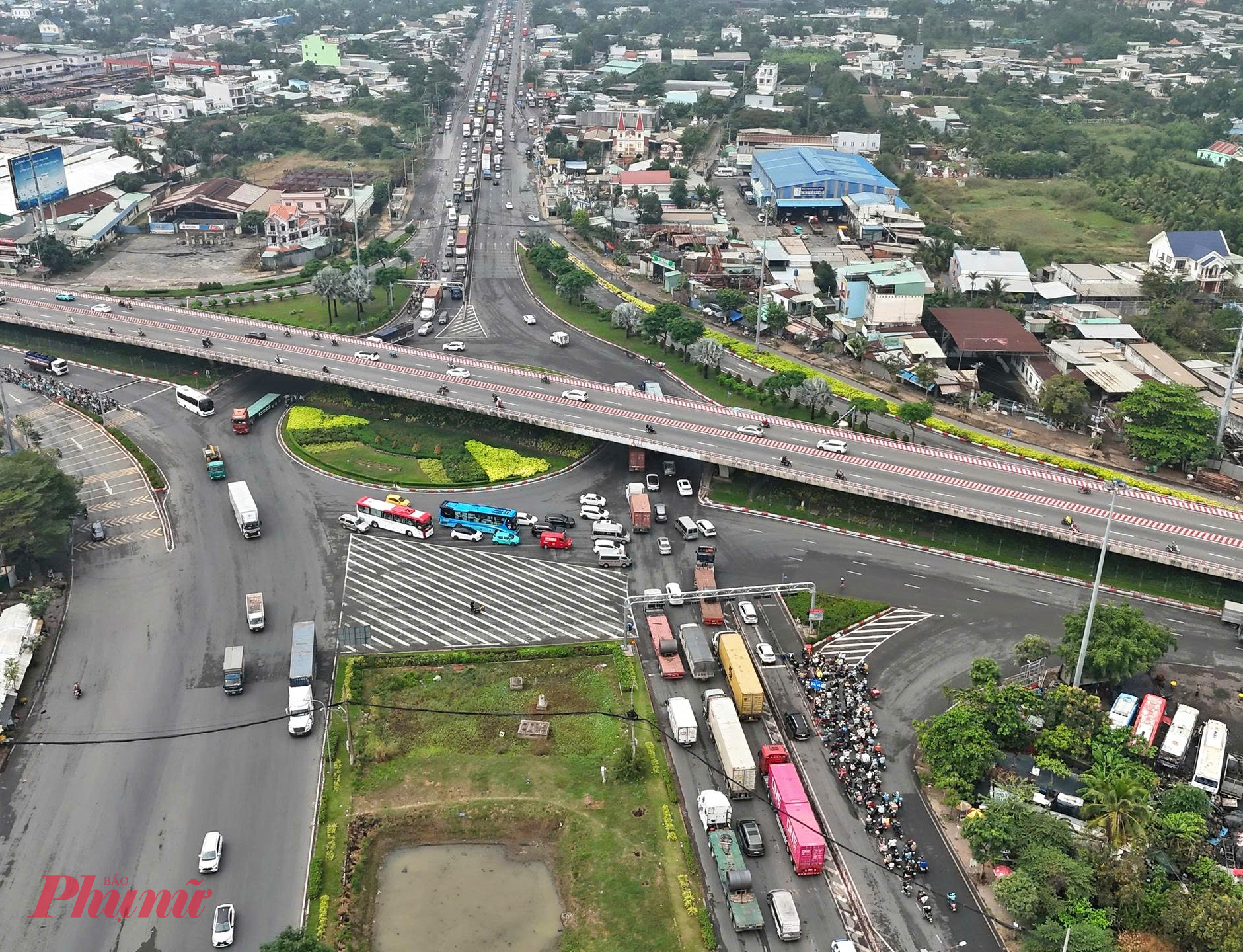 Chiều 11/2 (24 tháng Chạp), lưu lượng phương tiện từ TPHCM đổ về các tỉnh miền Tây tăng đột biến khiến nhiều tuyến đường cửa ngõ rơi vào tình trạng ùn ứ kéo dài. 