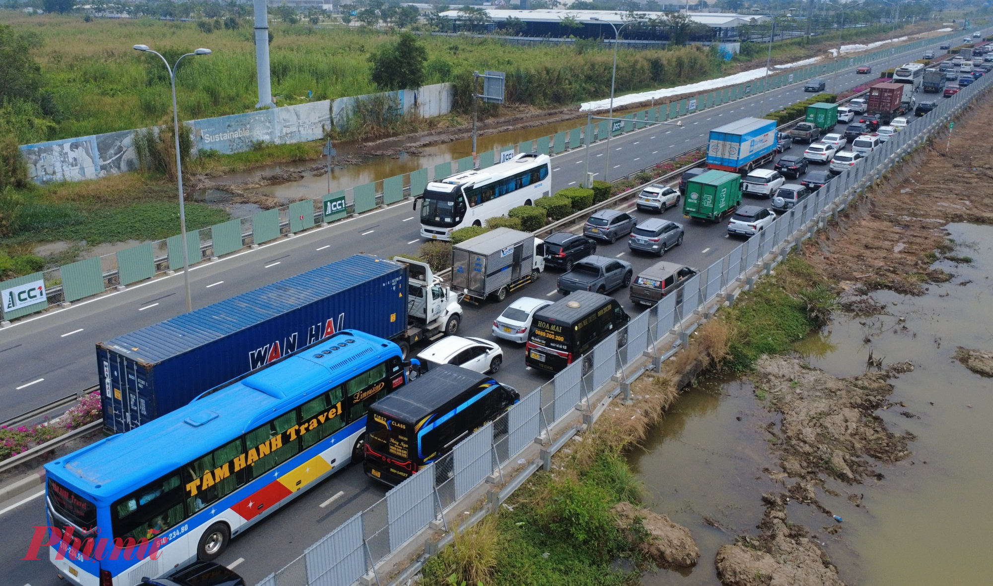 Càng về sau, lượng xe tăng nhanh, chủ yếu là ô tô cá nhân, xe khách liên tỉnh chở theo lỉnh kỉnh hành lý. Có thời điểm, các phương tiện di chuyển nhích từng chút một, nhiều đoạn gần như đứng yên.