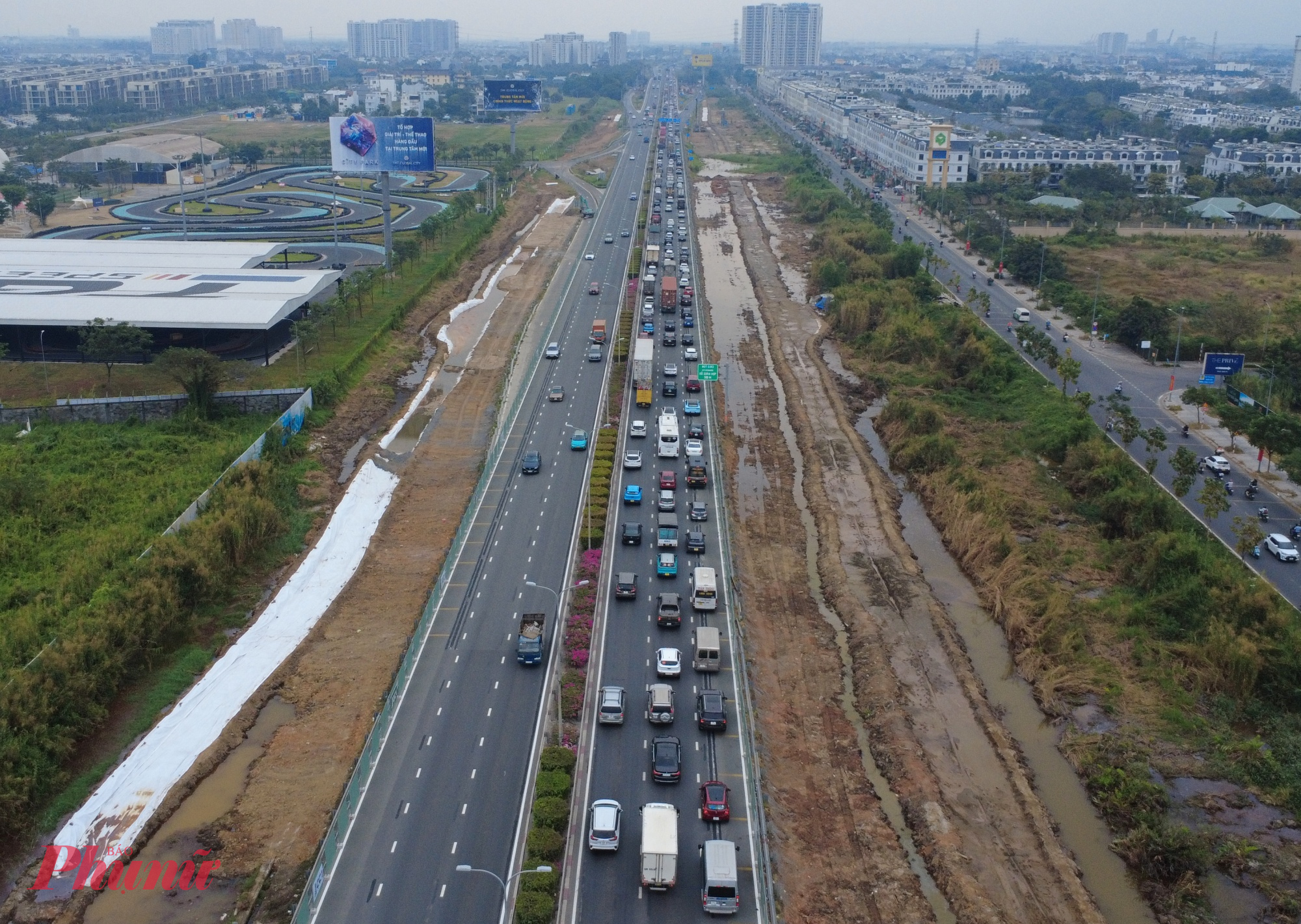 Ngay từ khoảng 6 giờ, dòng phương tiện từ các quận nội thành đổ dồn về hướng nút giao An Phú đi cao tốc TPHCM – Long Thành – Giầu Dây và các tuyến kết nối ra cao tốc đã bắt đầu đông đúc. 
