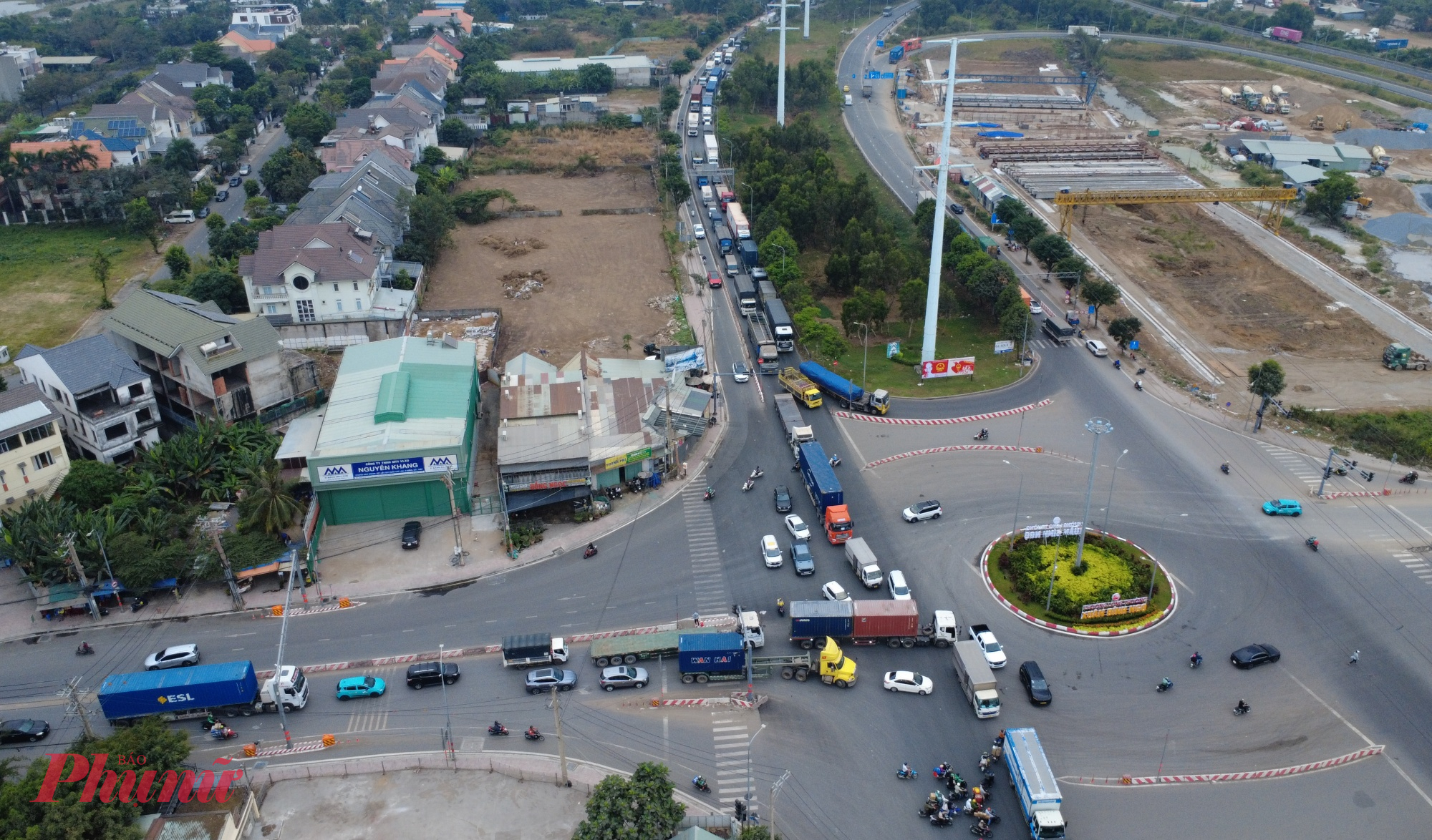 Đường Võ Chí Công qua khu vực vòng xoay Phú Hữu (phường Bình Trưng) cũng kẹt xe kéo dài đến trưa 11/2. 