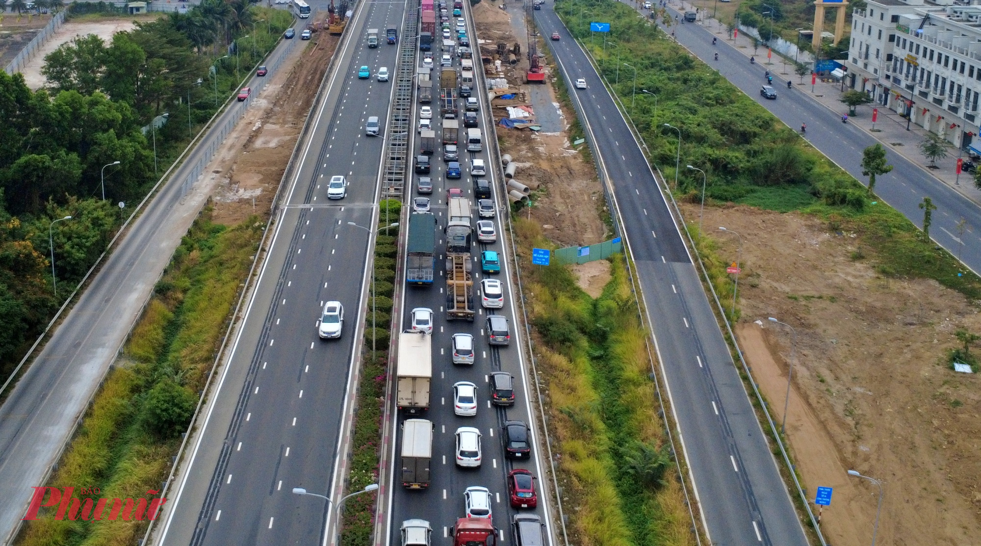 Tình trạng ùn tắc kéo dài đến gần 12g trưa khiến nhiều người về quê mệt mỏi. 