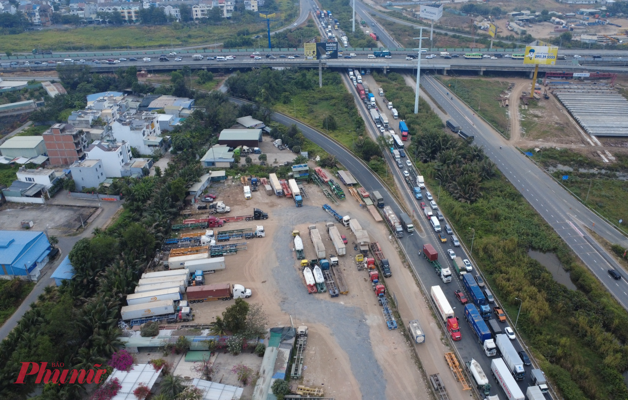 Kẹt xe từ trên cầu cao tốc đến dưới đường tại vòng xoay Phú Hữu.