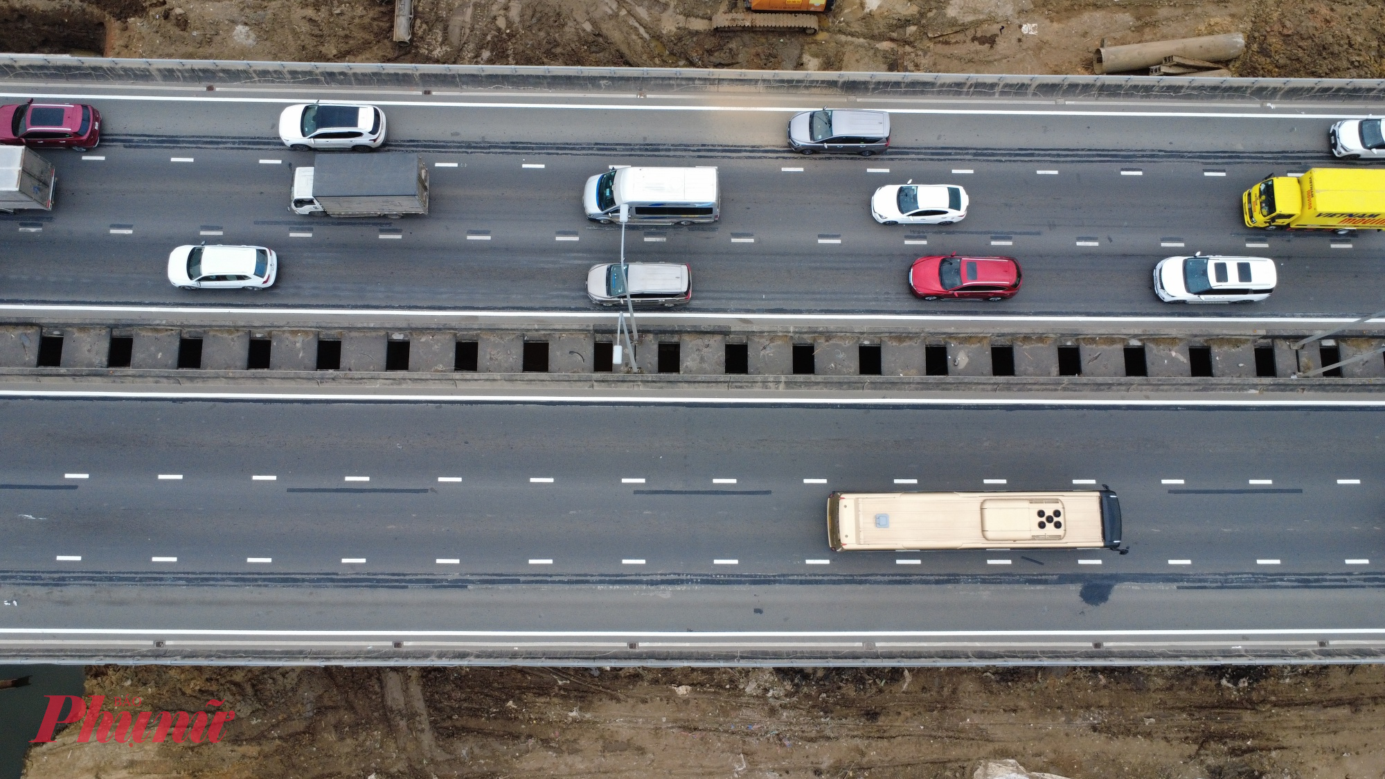 Doạn dẫn lên cao tốc xảy ra ùn ứ cục bộ. Dòng xe nối dài hàng cây số, tiếng còi xe vang lên liên hồi. 