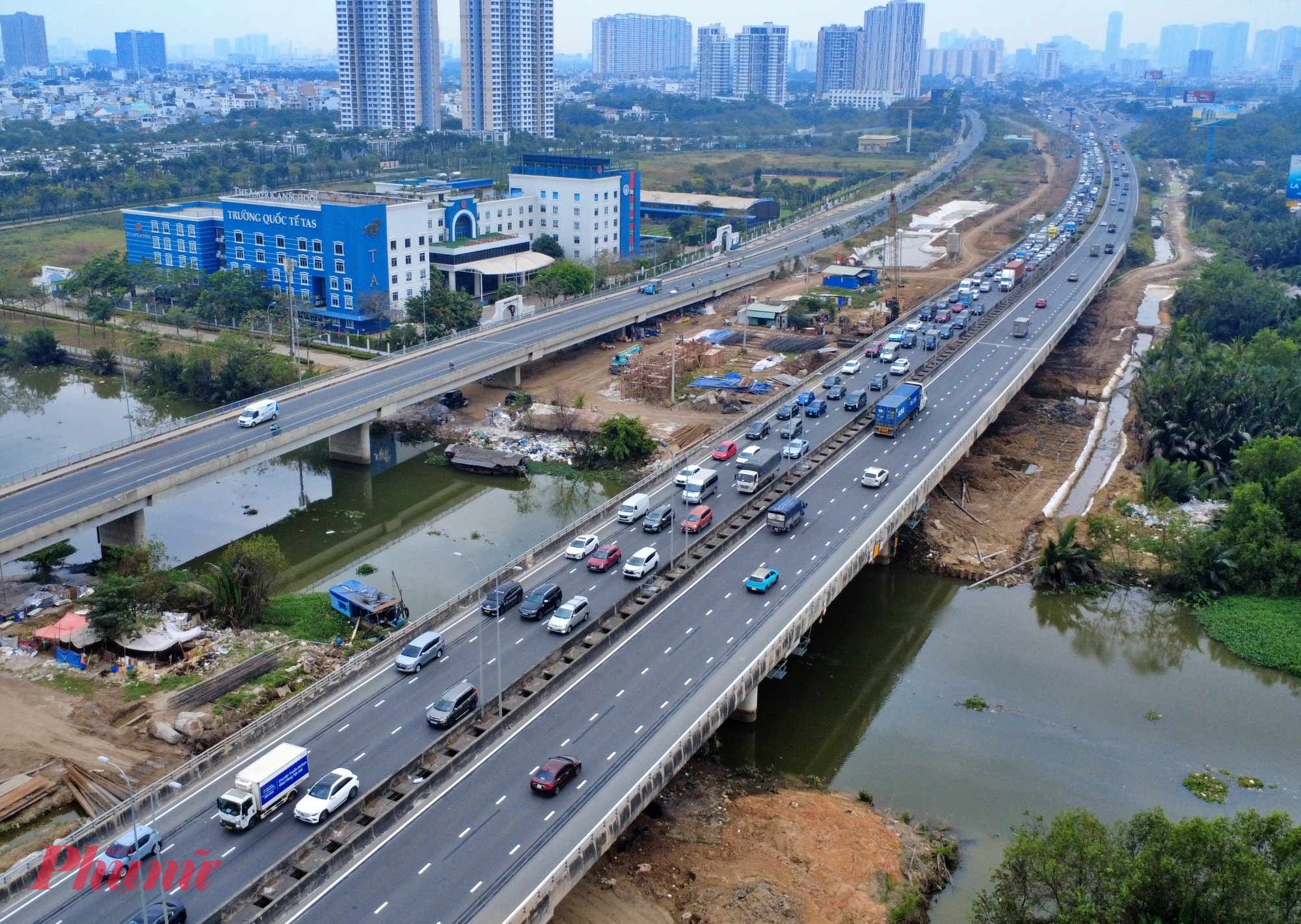  Từ sáng đến trưa 11/12 (24 tháng Chạp), hàng nghìn người dân rời TPHCM để về quê đón Tết Bính Ngọ 2026, khiến khu vực đường dẫn lên cao tốc TP.HCM - Long Thành - Dầu Giây rơi vào tình trạng ùn ứ kéo dài từ sáng đến gần trưa.