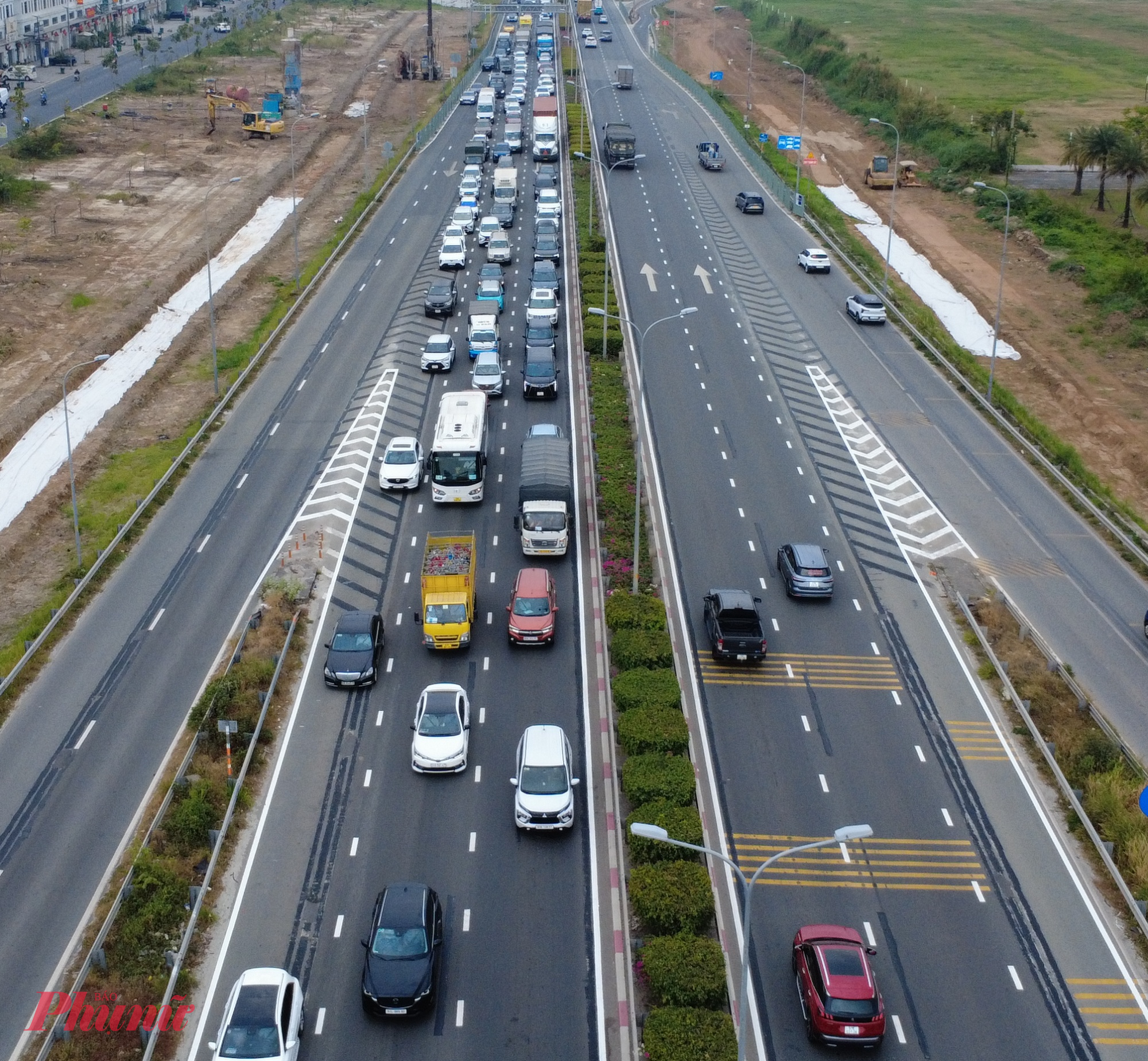 Ô tô nối đuôi nhau xếp hàng nhích từng chút lên cầu vượt nút giao Đỗ Xuân Hợp.