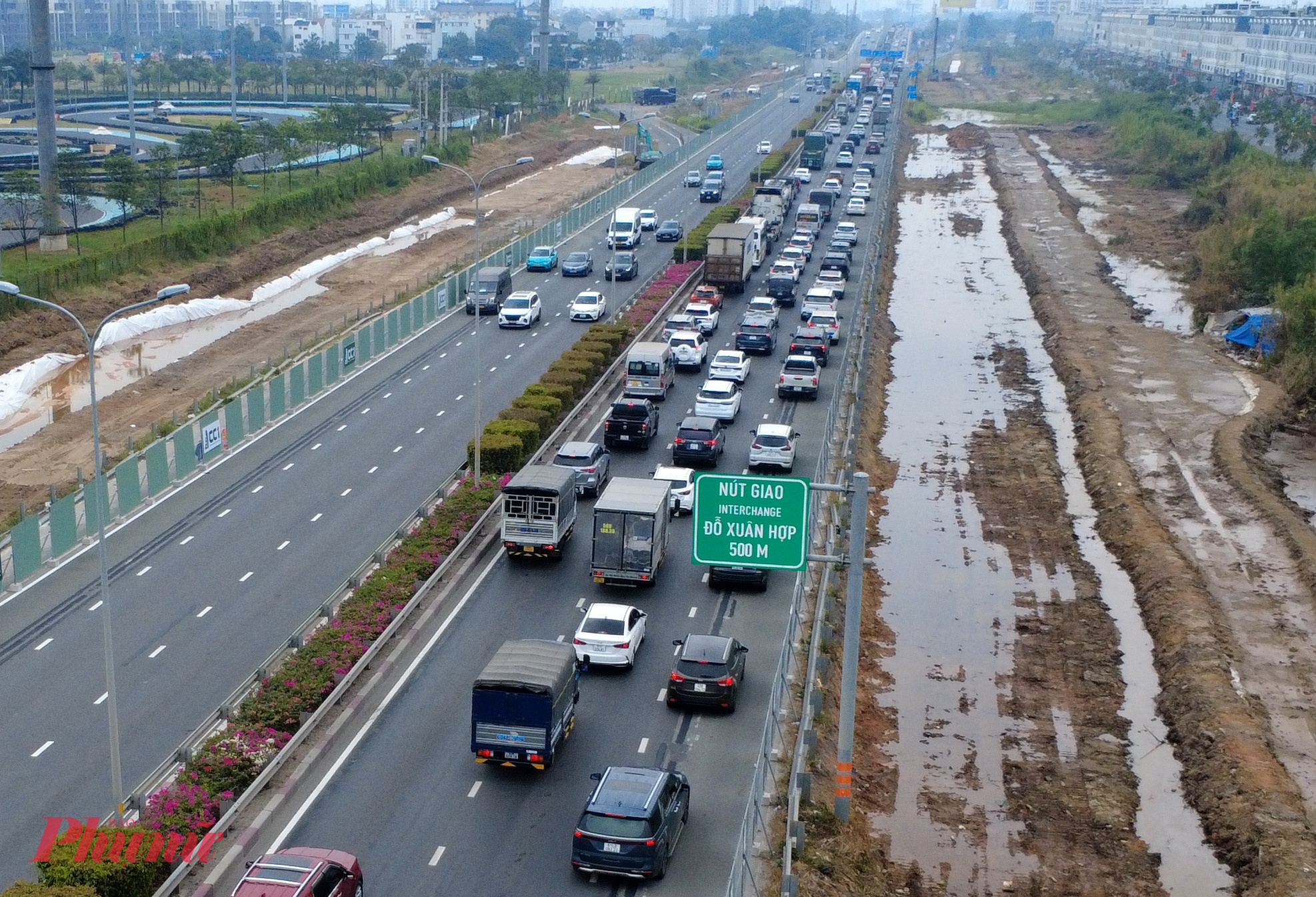 Kẹt xe trên đường dẫn cao tốc kéo dài từ nút giao An Phú đến nút giao Đỗ Xuân Hợp.