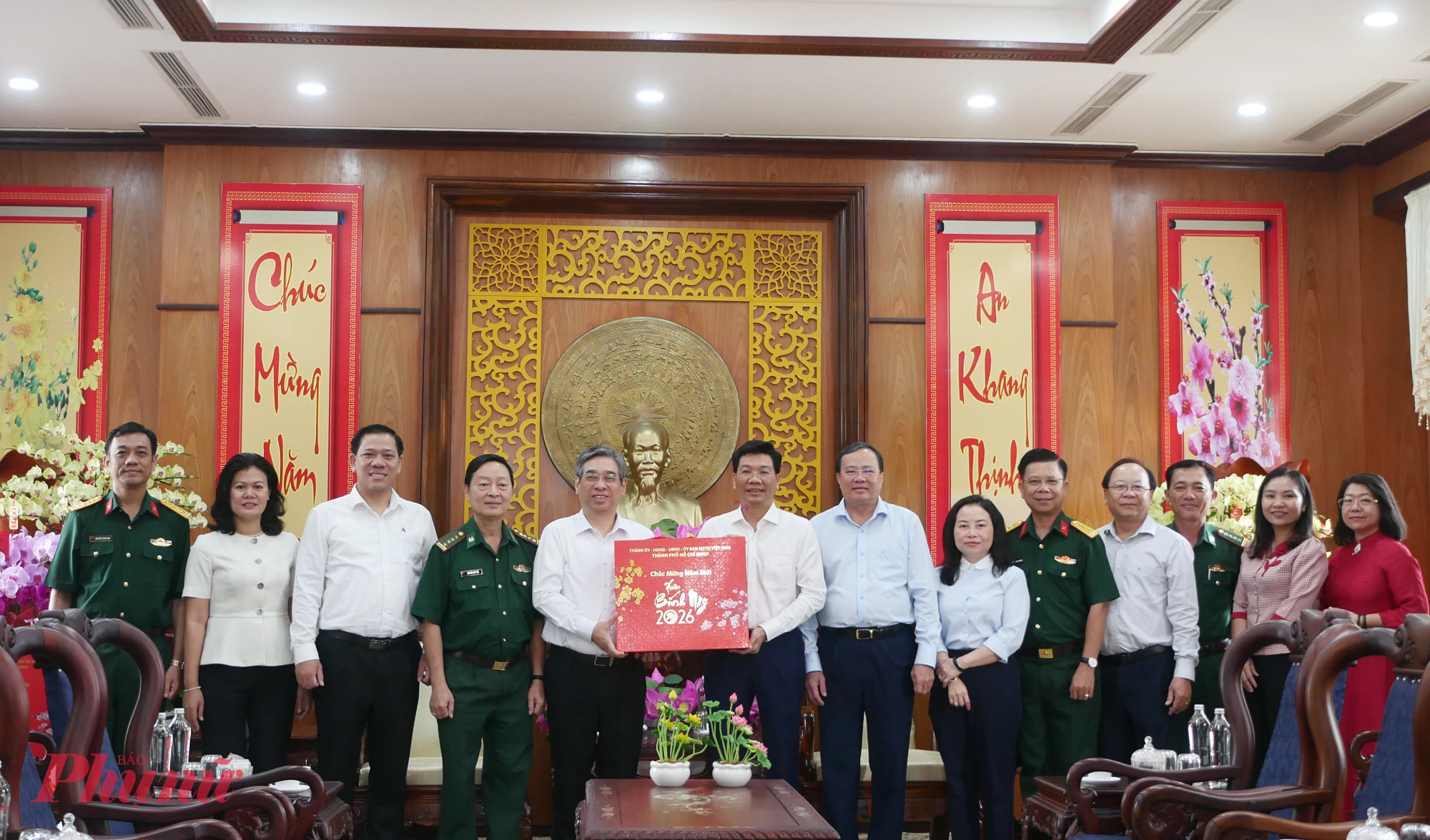 Đoàn công tác TPHCM tặng quà chúc tết Đảng bộ, chính quyền và nhân dân tỉnh Tây Ninh - Ảnh: Trang Nguyễn 