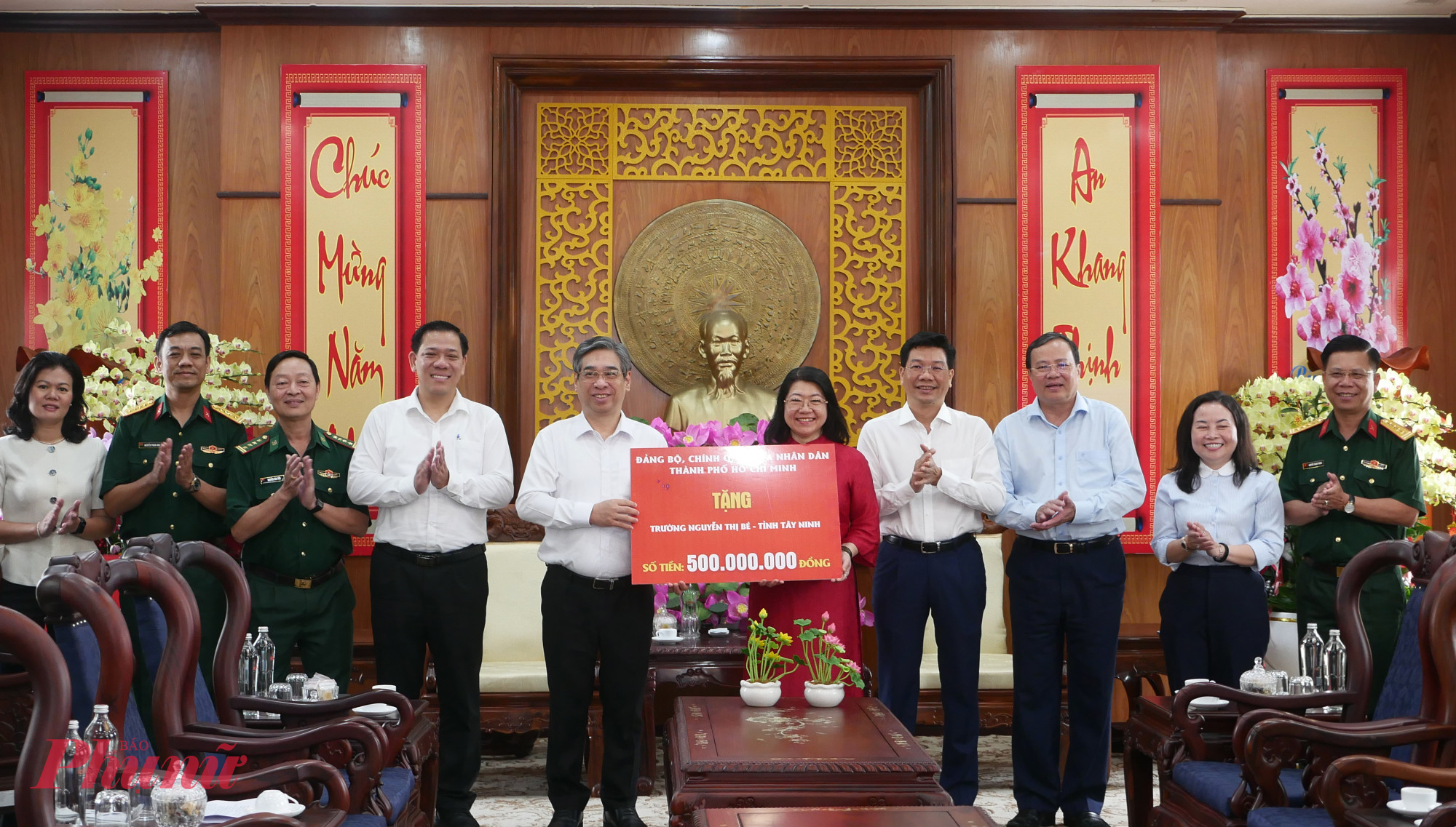 TPHCM trao bảng tượng trưng hỗ trợ Hội LHPN tỉnh Tây Ninh triển khai chương trình học bổng Nguyễn Thị Bé