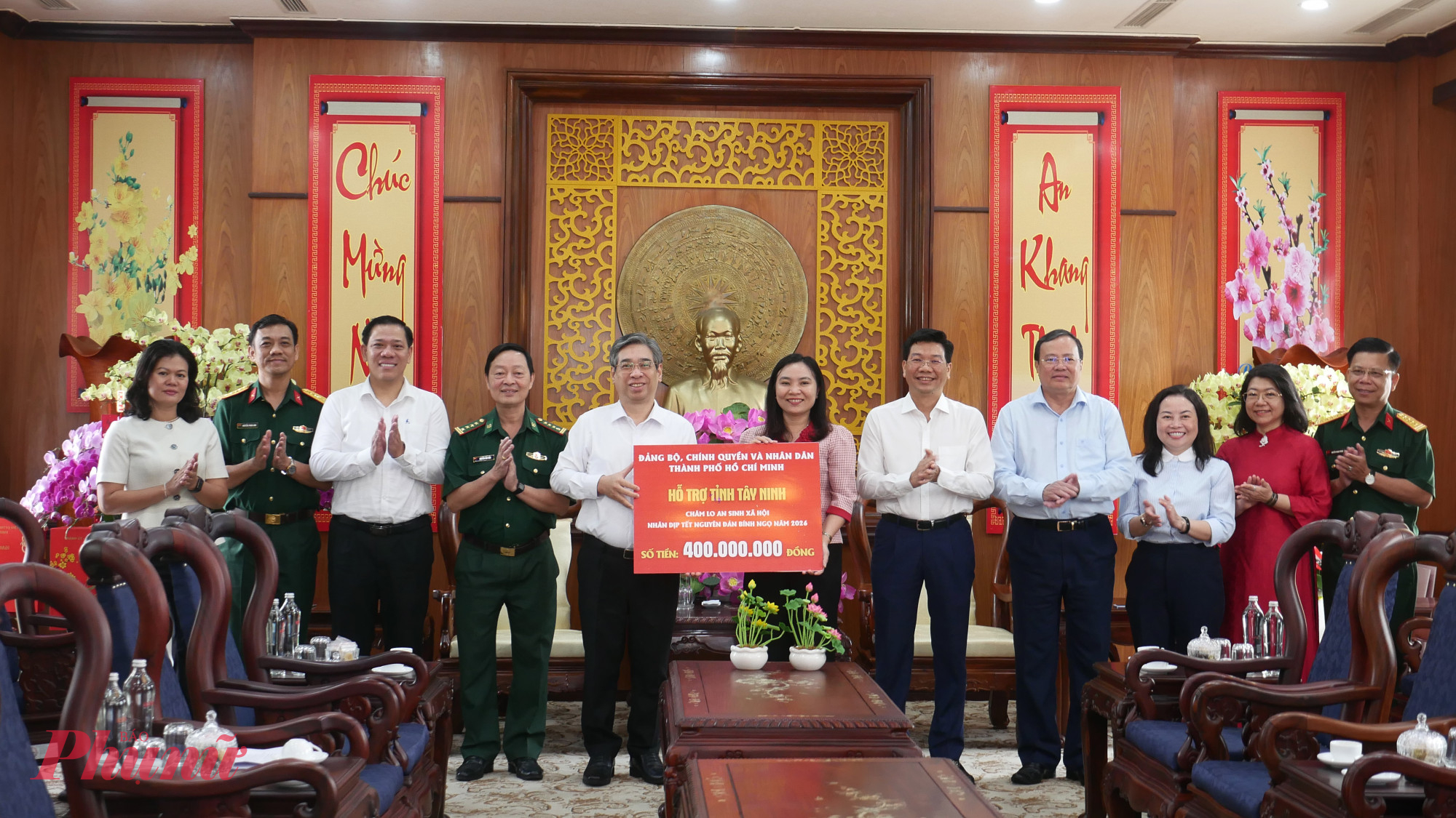 TPHCM trao bảng tượng trưng hỗ trợ tỉnh Tây Ninh triển khai các chương trình an sinh xã hội trên địa bàn