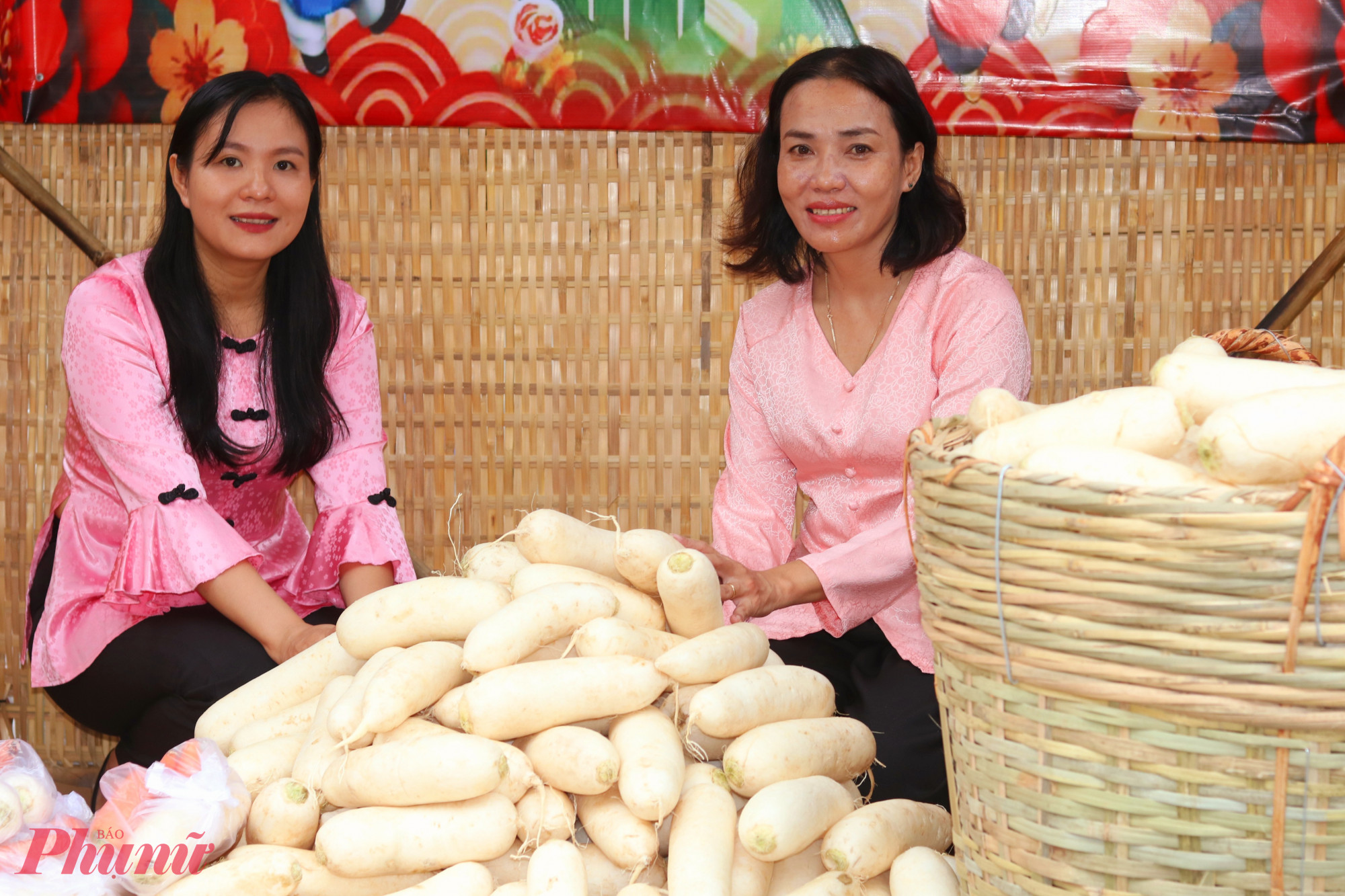 Cán bộ, hội viên phụ nữ phường Tăng Nhơn Phú cùng góp sức chuẩn bị cho phiên chợ - Ảnh: Mẫn Nhi