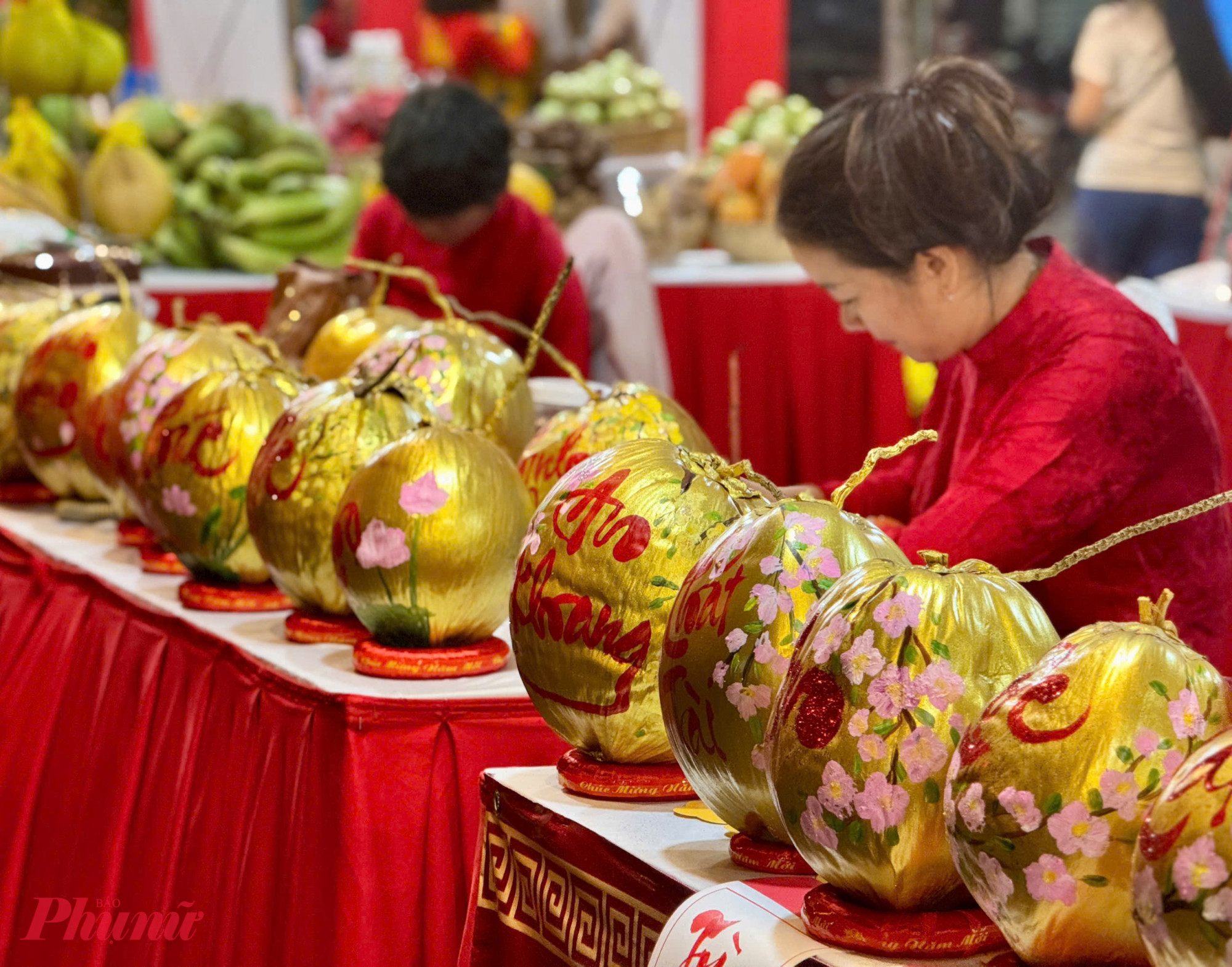 Giữa lòng thành phố, rực rỡ chợ hoa xuân trên bến dưới thuyến Nhiều gian hàng OCOP tại TPHCM và các tỉnh, thành đổ về không gian Trên bến, dưới thuyền.