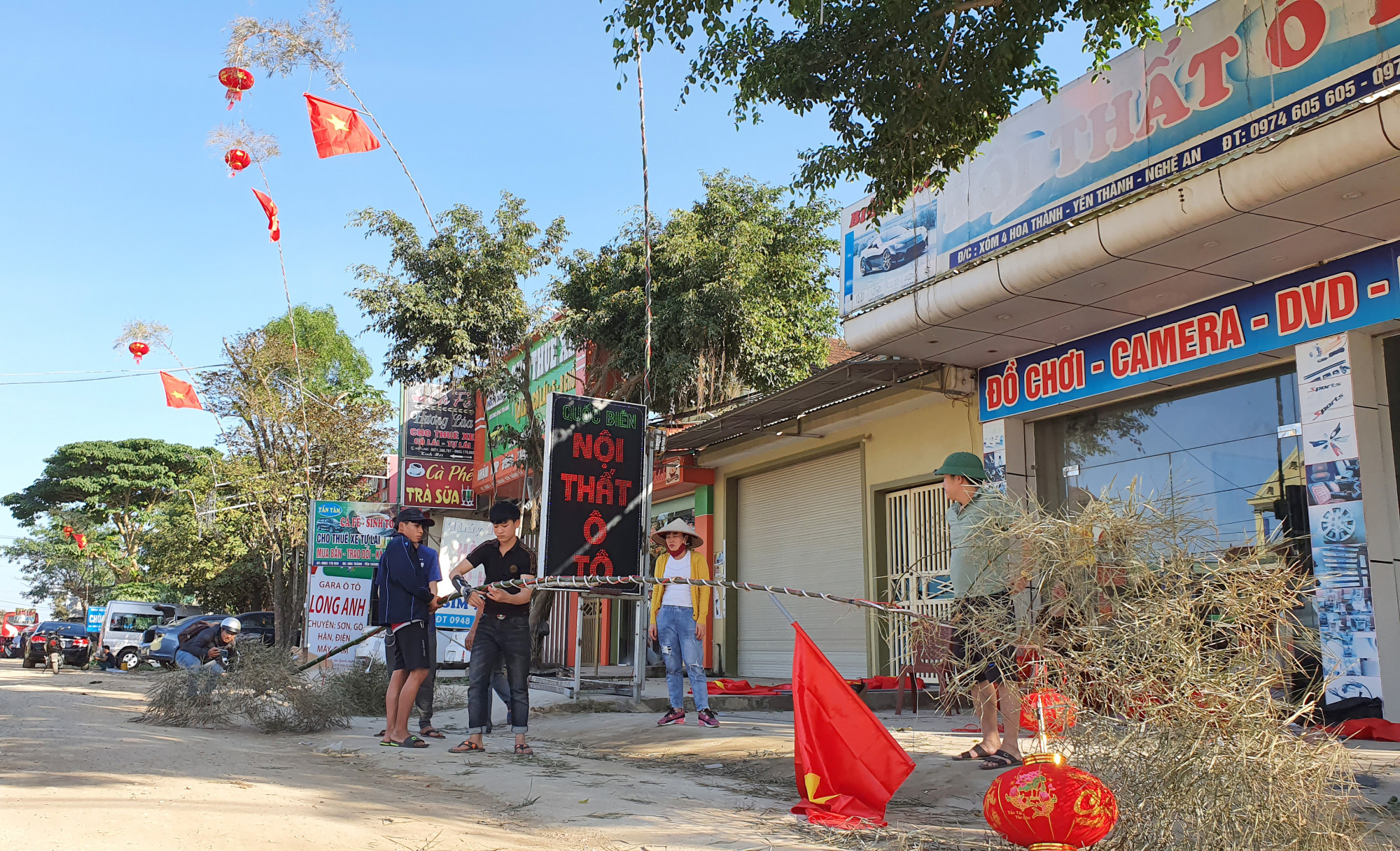 Người dân ở Nghệ An dựng cây nêu dịp tết - Ảnh: Phan Ngọc