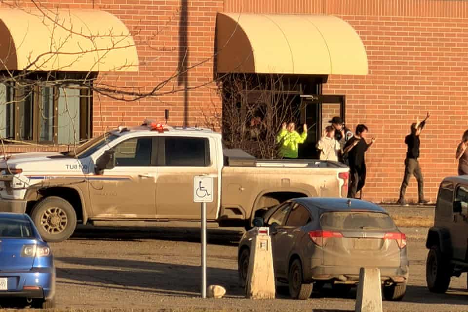 Các học sinh bước ra khỏi tòa nhà trường học, ​​sau khi một kẻ tấn công nổ súng ở Tumbler Ridge, British Columbia - Ảnh: Getty image