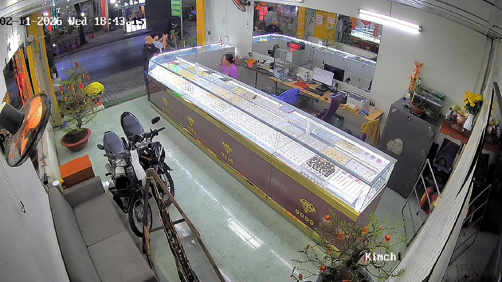 Hùng (áo đen) thời điểm gây án. Ảnh: CA