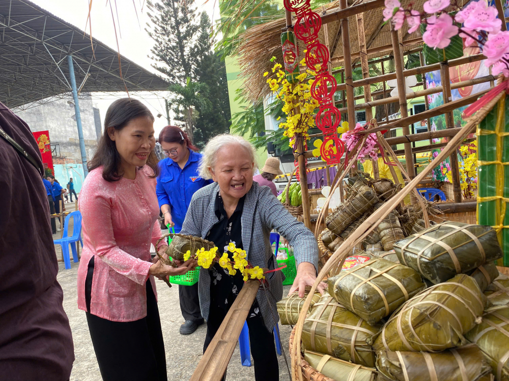 Bà Lê Thị Kim Thu – Phó chủ tịch Hội LHPN TPHCM - đến dự phiên chợ và hỗ trợ các bà, các chị mua hàng - Ảnh: Võ Tiến