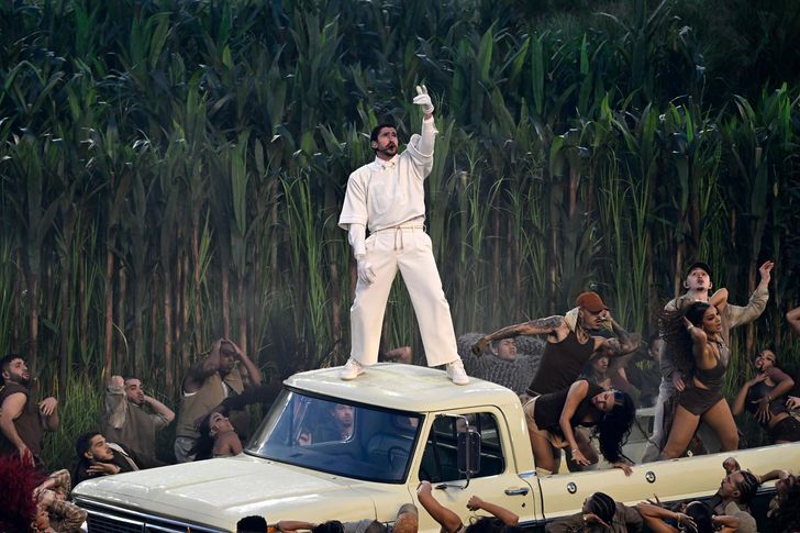 Bad Bunny biểu diễn trong chương trình giải lao giữa hiệp Super Bowl LX tại Sân vận động Levi's ở Santa Clara, California, ngày 8/2. Ảnh: UPI-Yonhap