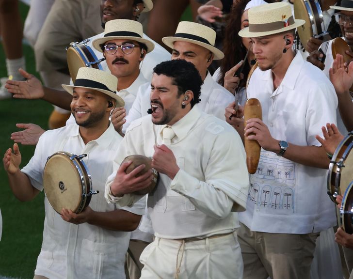 Bad Bunny biểu diễn trong chương trình giải lao giữa hiệp Super Bowl LX tại Sân vận động Levi's ở Santa Clara, California. Ảnh: UPI-Yonhap