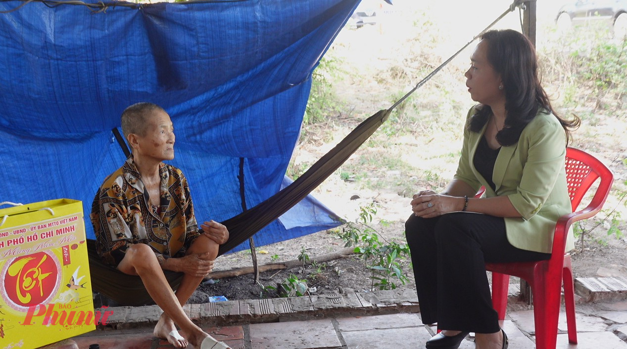 Thăm bà Đặng Thị Ngọc Hoa thuộc diện hộ nghèo