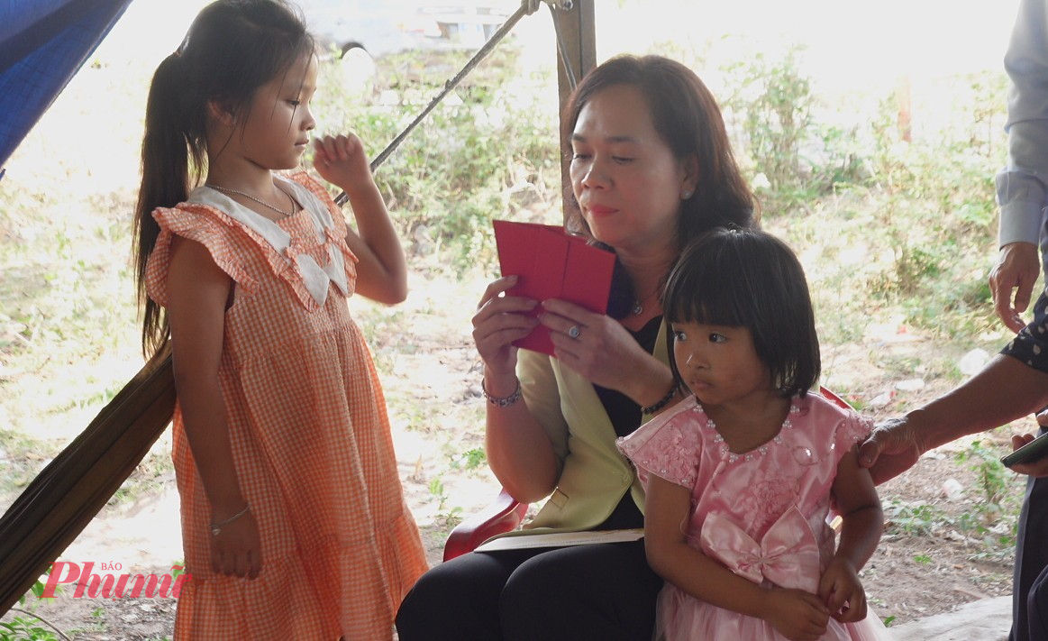 Lì xì hai cháu ngoại của bà Hoa