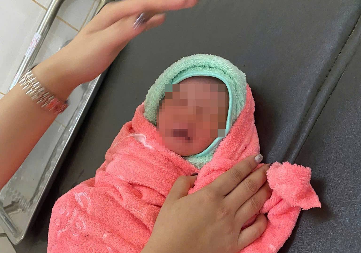 Nhờ được đưa vào trung tâm y tế kịp thời, sức khỏe cháu bé đã ổn định, không có dấu hiệu sốt.