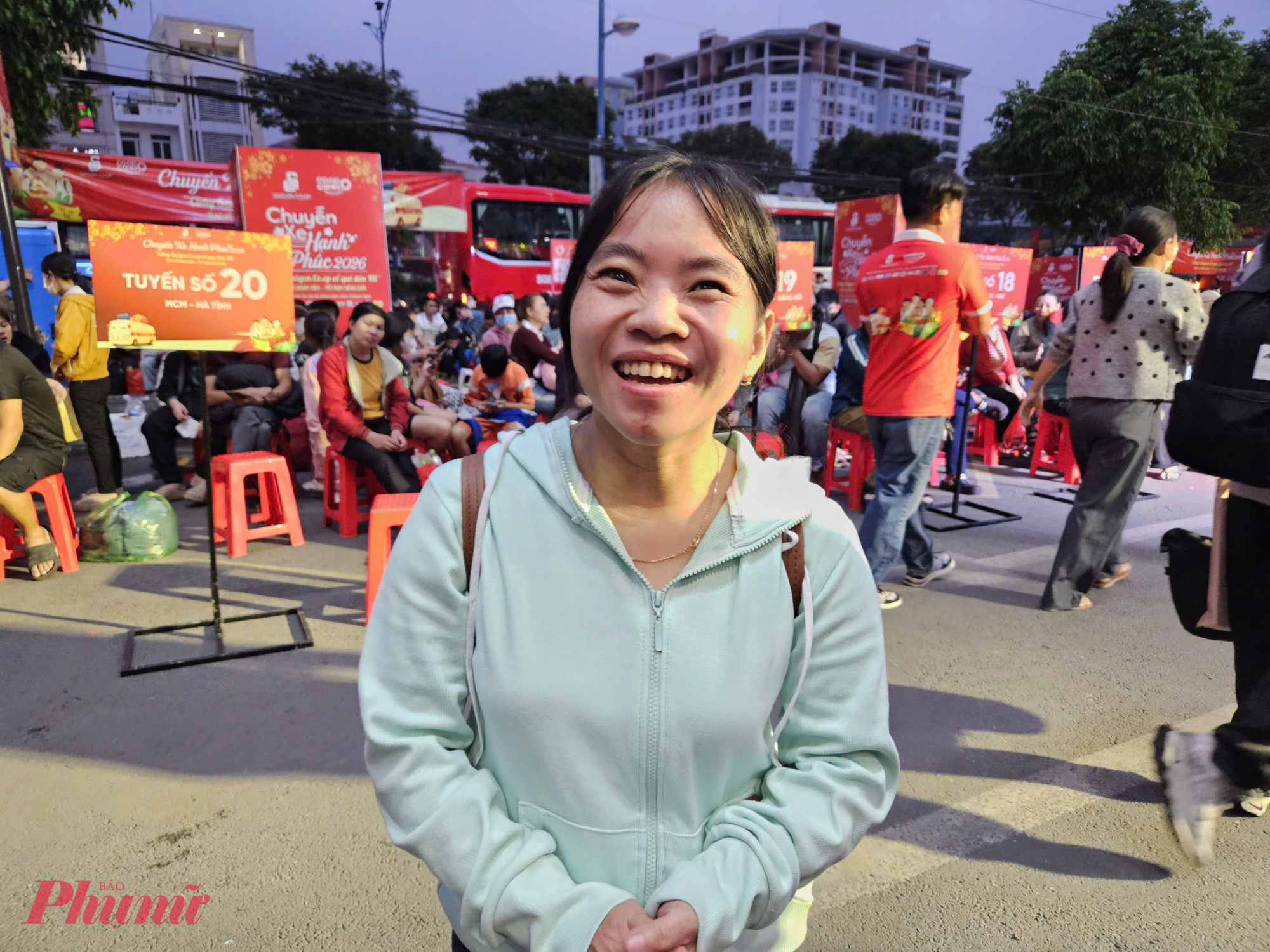 Chị Võ Thị Hương chia sẻ niềm vui khi nhận vé 