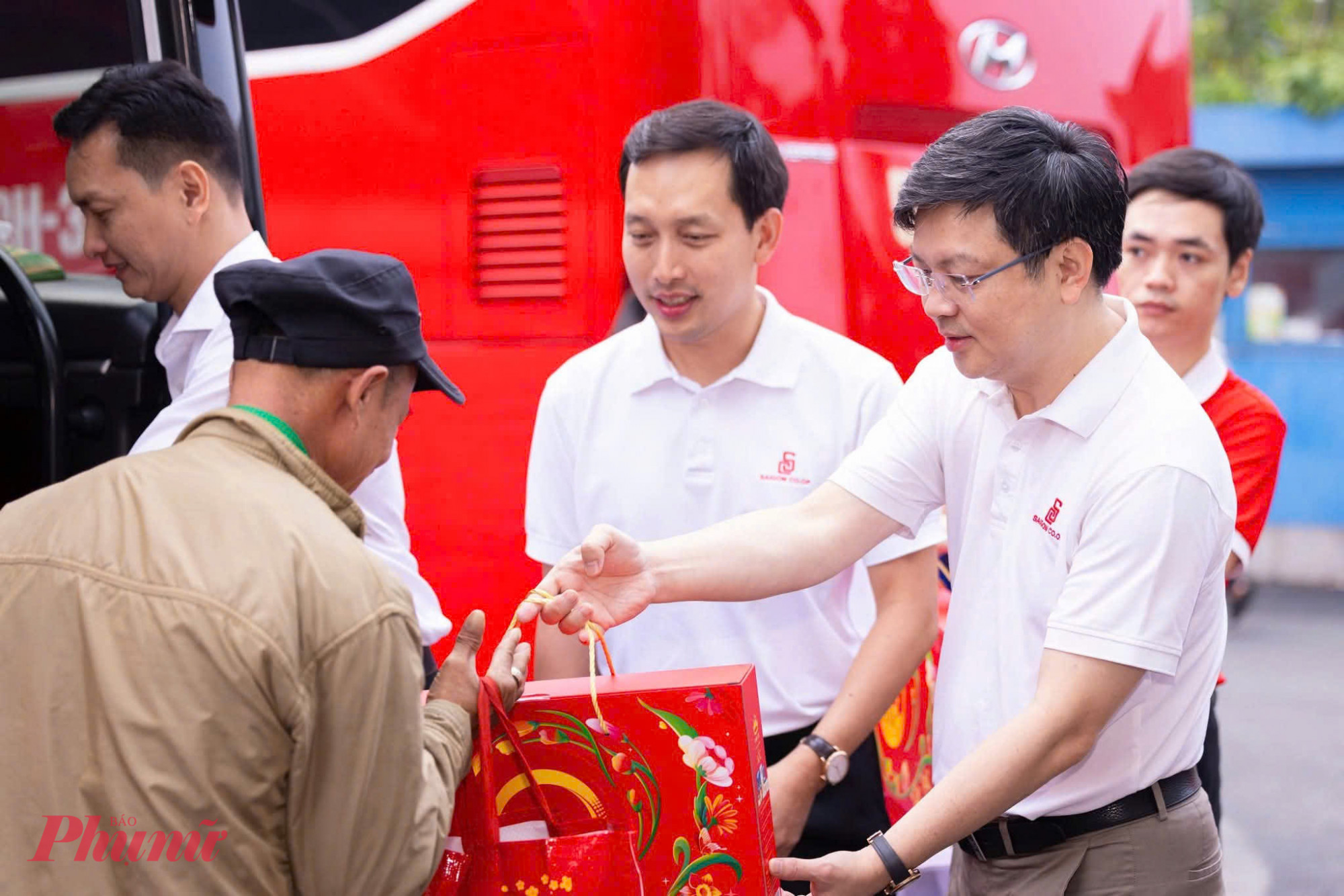 Đại diện ban tổ chức trao quà tết, động viên bà con trước khi bước lên xe về các tỉnh miền Trung và Tây Nguyên.