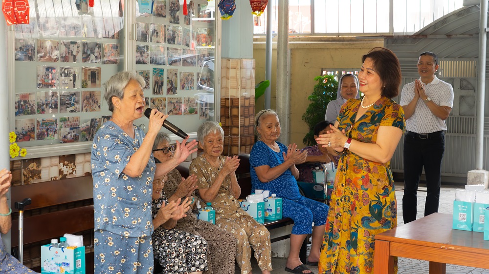 Suốt 2 năm qua, mỗi tháng Fujiwa đều đặn tặng hơn 200 bình nước i-on kiềm cho các cụ ở các cơ sở bảo trợ xã hội - Ảnh: Fujiwa