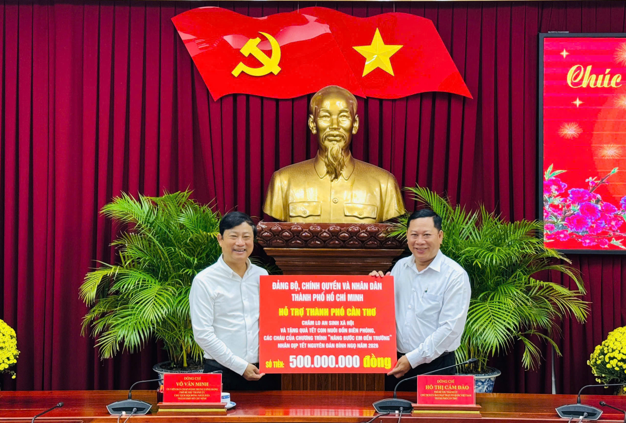 Ông Võ Văn Minh và đoàn công tác trao bảng tượng trưng kinh phí hỗ trợ 500 triệu đồng cho TP Cần Thơ. Ảnh: Cổng TTĐT HĐND TPHCM 