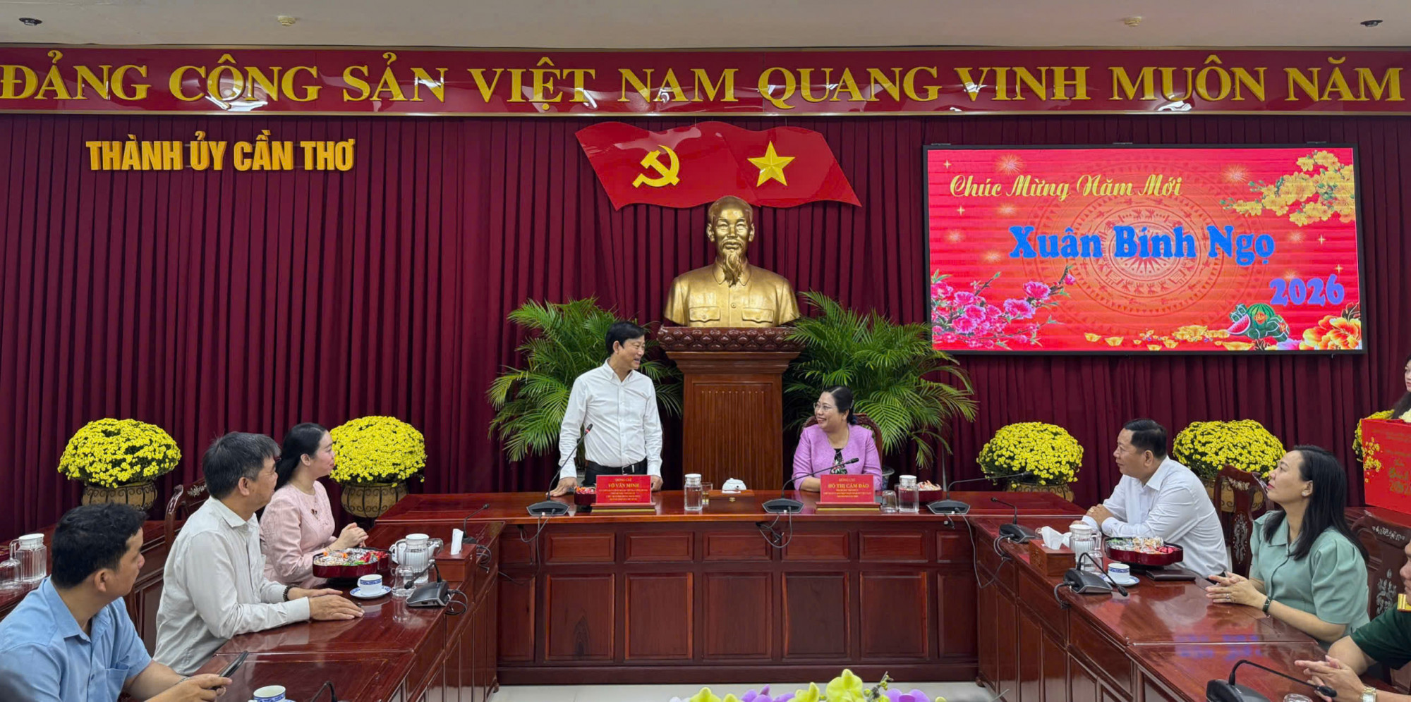 Đoàn công tác của TPHCM do ông Võ Văn Minh - Ủy viên Trung ương Đảng, Phó Bí thư Thành ủy, Chủ tịch HĐND TPHCM làm trưởng đoàn, đã đến thăm, chúc tết TP Cần Thơ;