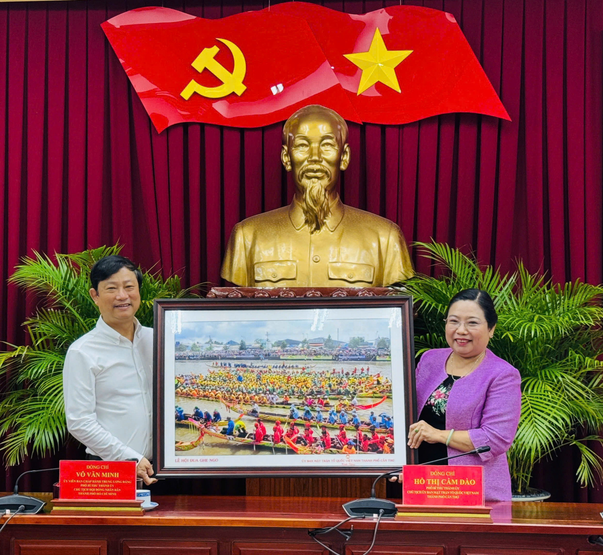 Bà Hồ Thị Cẩm Đào - Phó Bí thư Thành ủy, Chủ tịch Ủy ban MTTQVN TP Cần Thơ, tặng lãnh đạo TPHCM bức tranh lưu niệm. Ảnh: Cổng TTĐT HĐND TPHCM 