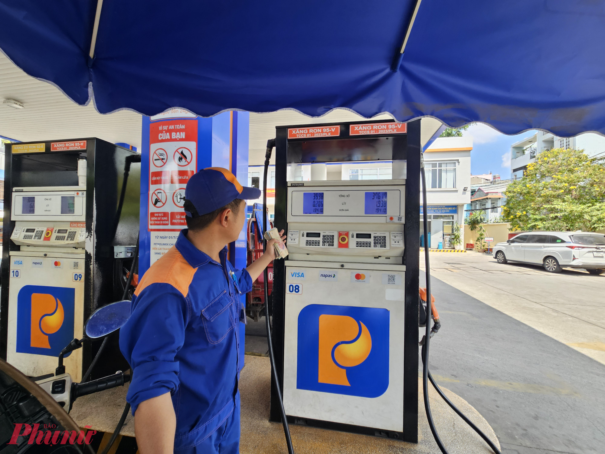 Giá xăng dầu tiếp tục được điều chỉnh tăng từ 10-419 đồng/lít từ 15g chiều 12/2 - Ảnh: Ngọc Thùy