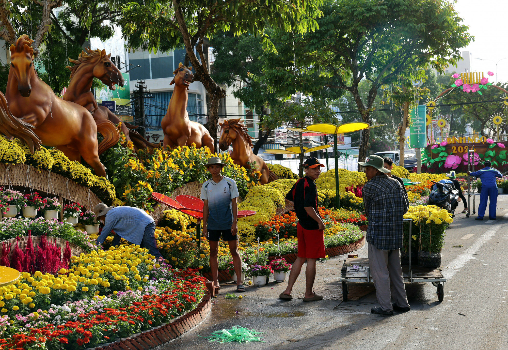 Tổng thể đường hoa được lắp đặt hơn 30 mô hình, hơn 50 ngàn giỏ hoa các loại, được huy động từ các làng nghề trồng hoa trong và ngoài thành phố… 